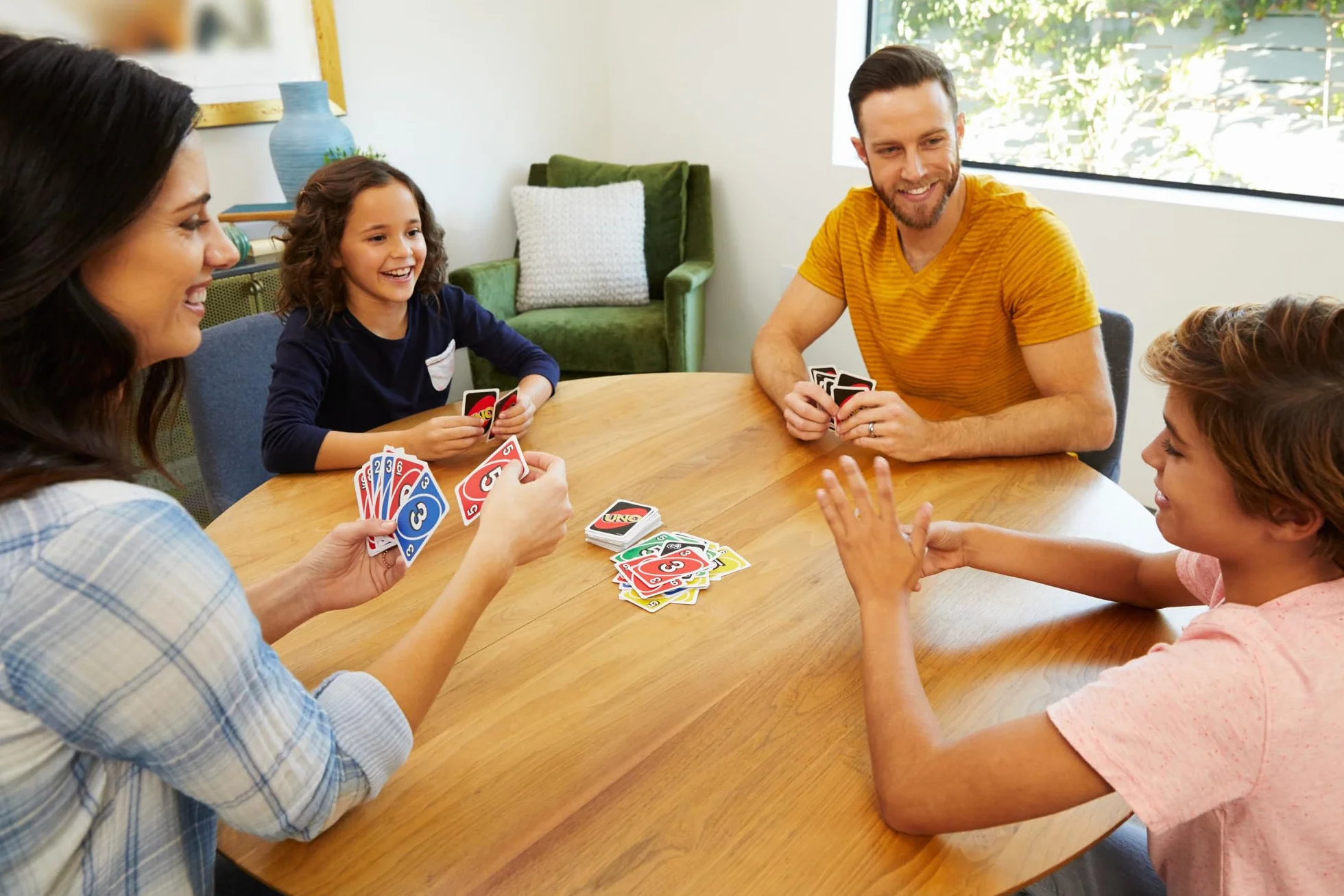 Mattel Games UNO Karciana gra dla dzieci, rodzin i dorosłych w kolekcjonerskim metalowym pudełku, 112 kart i instrukcja, doskonały prezent dla graczy w wieku od 7 lat, HGB63