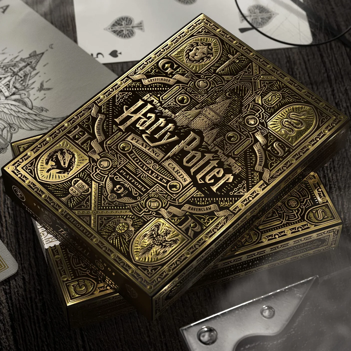 theory11 Karty do gry Harry Potter Wersja Żółta - Wysokiej jakości, 52 karty, Poker, Skat, Wyprodukowane w USA, Żółte, Unisex, 3+ lata, 36 miesięcy