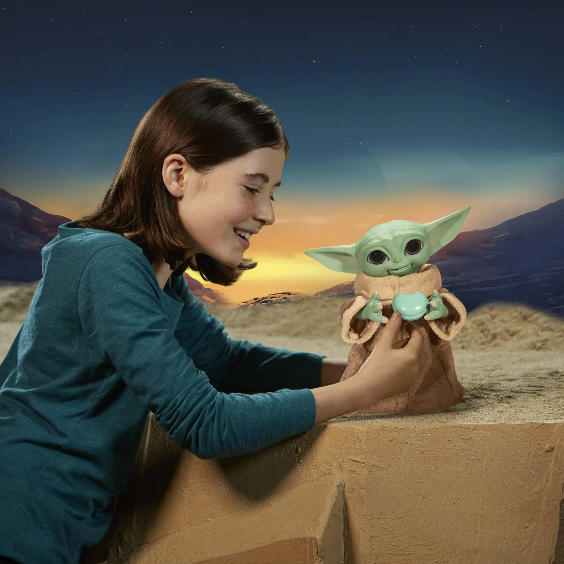 Star Wars Grogu z Gwiezdnych wojen z galaktyczną przekąską, to animatroniczna zabawka o wysokości 23,5 cm. Ten mandalorian to ponad 40 kombinacji dźwięków i ruchów, dla dzieci od 4 lat