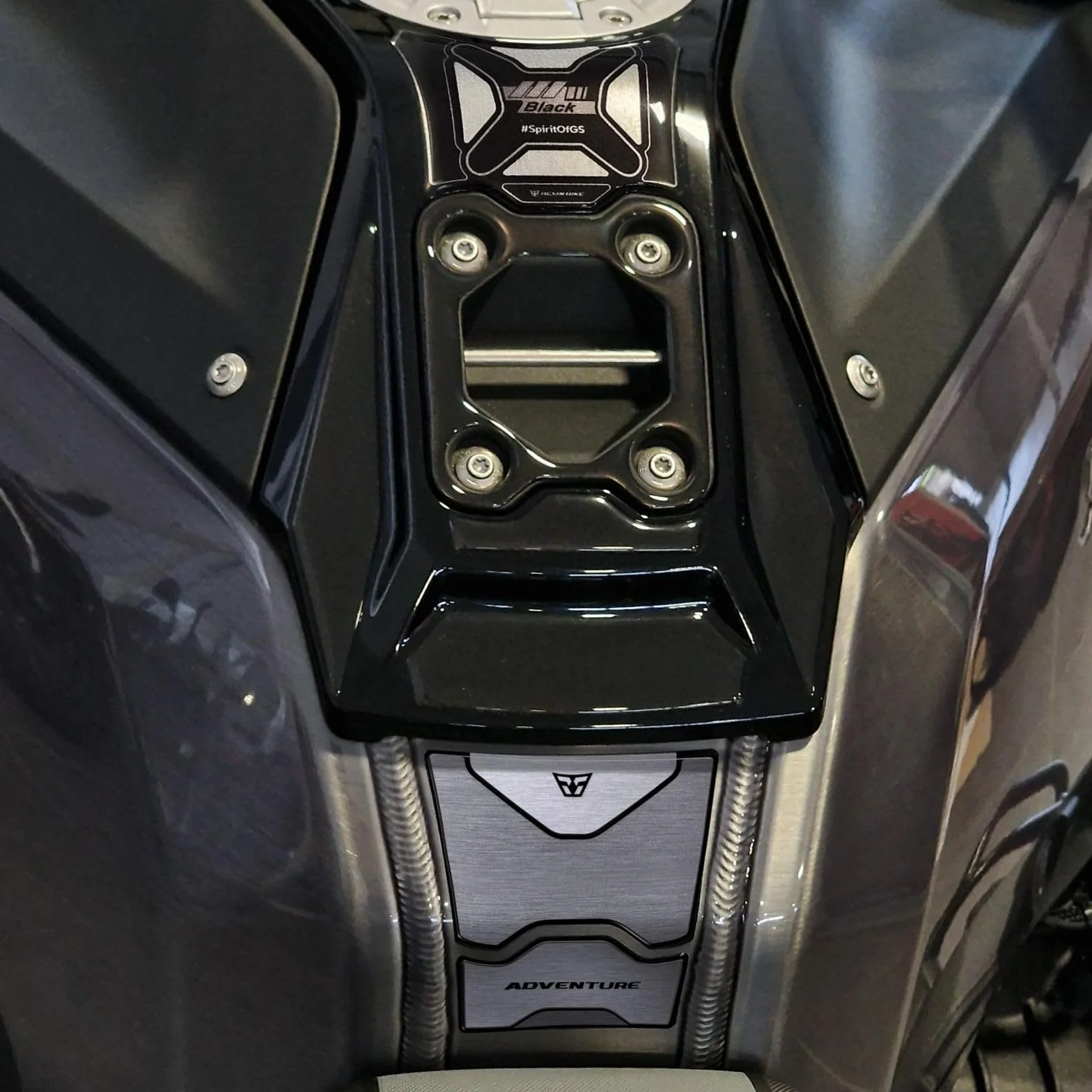 Naklejki żywiczne 3D BMW R 1300 GS Adventure Triple Black 2025 chroniące zbiornik