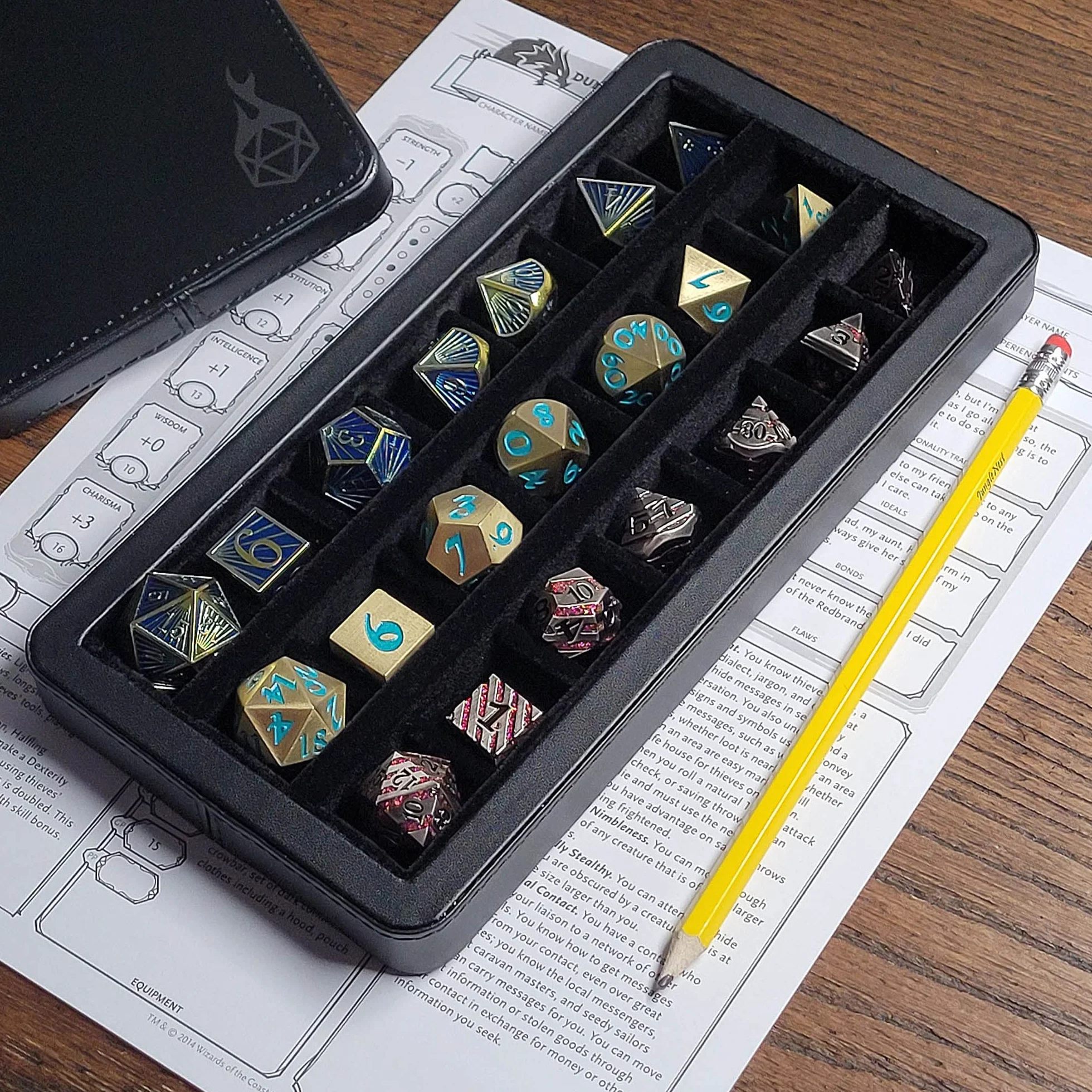 Forged Dice Co. Reliquary Duże podzielone etui na kości z tacą na kości do zestawów kości wielościennych, 21 komór filcowych, magnetyczne zamknięcie pokrywy, metalowe pudełko do przechowywania kości