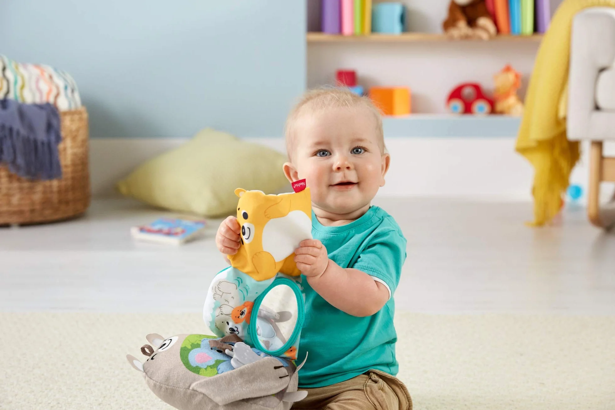 Fisher-Price Miękkie zwierzątka – Książeczka aktywizująca, milutki miś + miękka książeczka sensoryczna (lusterko i gryzaczek), dla dzieci powyżej 3 miesiąca życia, GJD37
