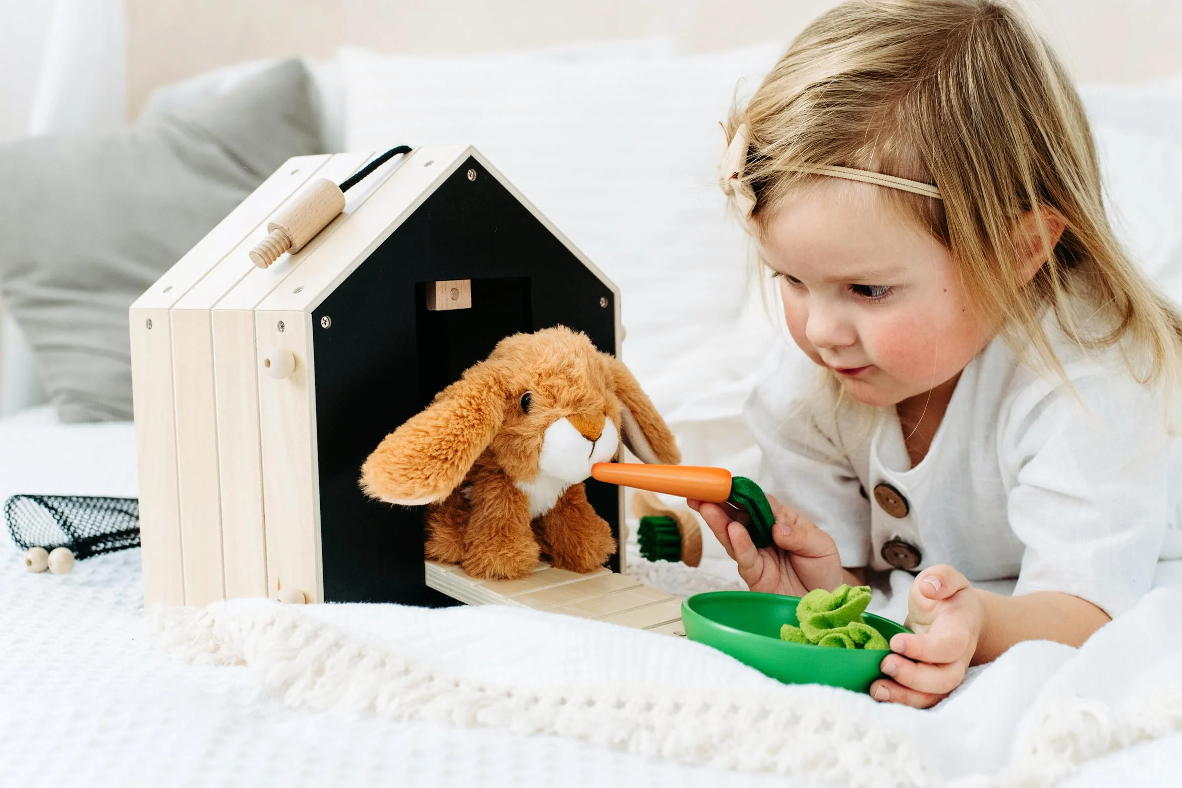 Small Foot Domek dla królików z wybiegiem z drewna, z bogatym wyposażeniem, zabawka na kółkach dla dzieci od 3 lat, 12399 zabawki dla królików, wielokolorowa, ok. 28 x 24 x 24 cm