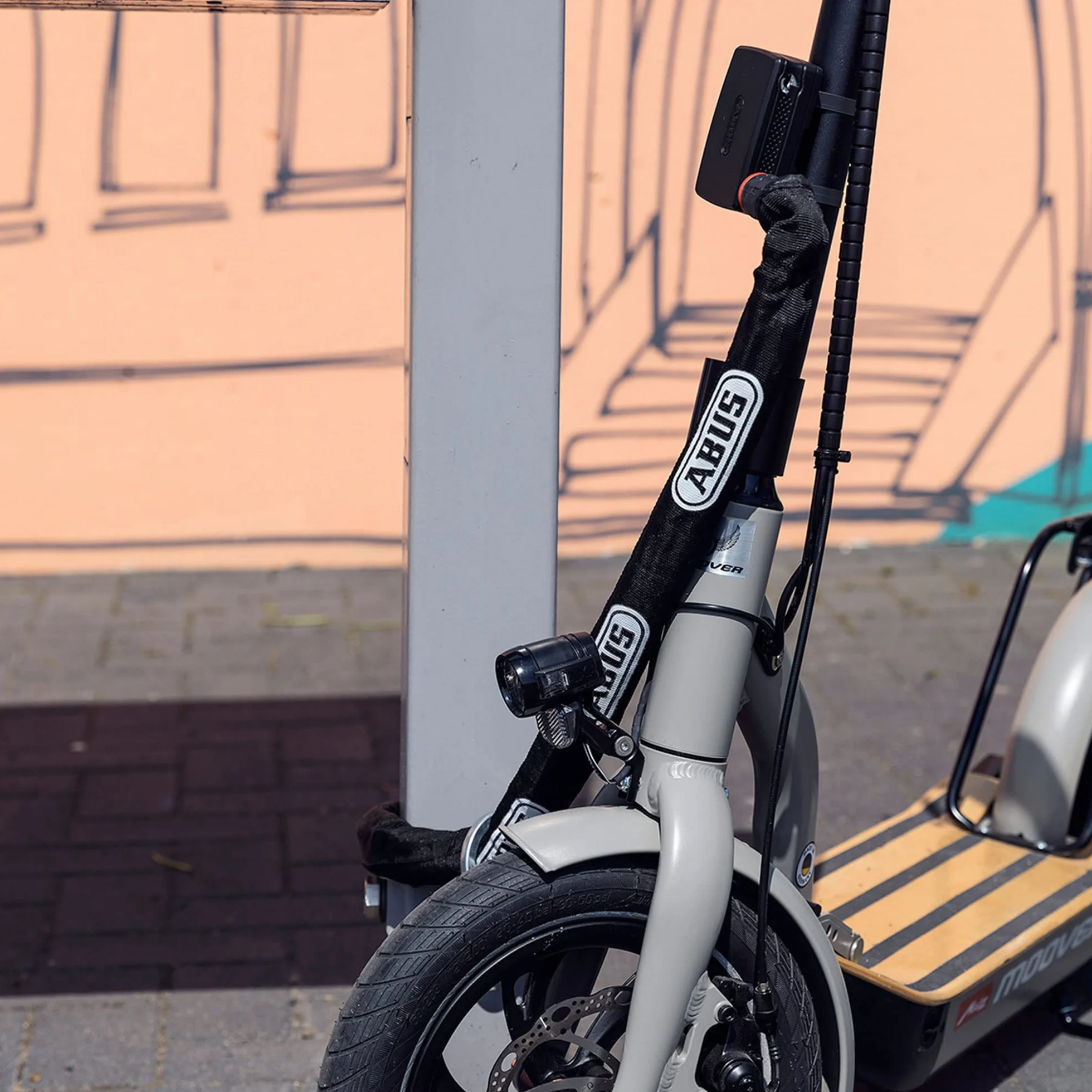 ABUS Modu? alarmowy 2.0 – mobilny system alarmowy z mo?liwo?ci? pod??czenia ?a?cuchów i kabli – zabezpiecza rowery, wózki dzieci?ce, e-skuter – inteligentny alarm 100 dB – czarny