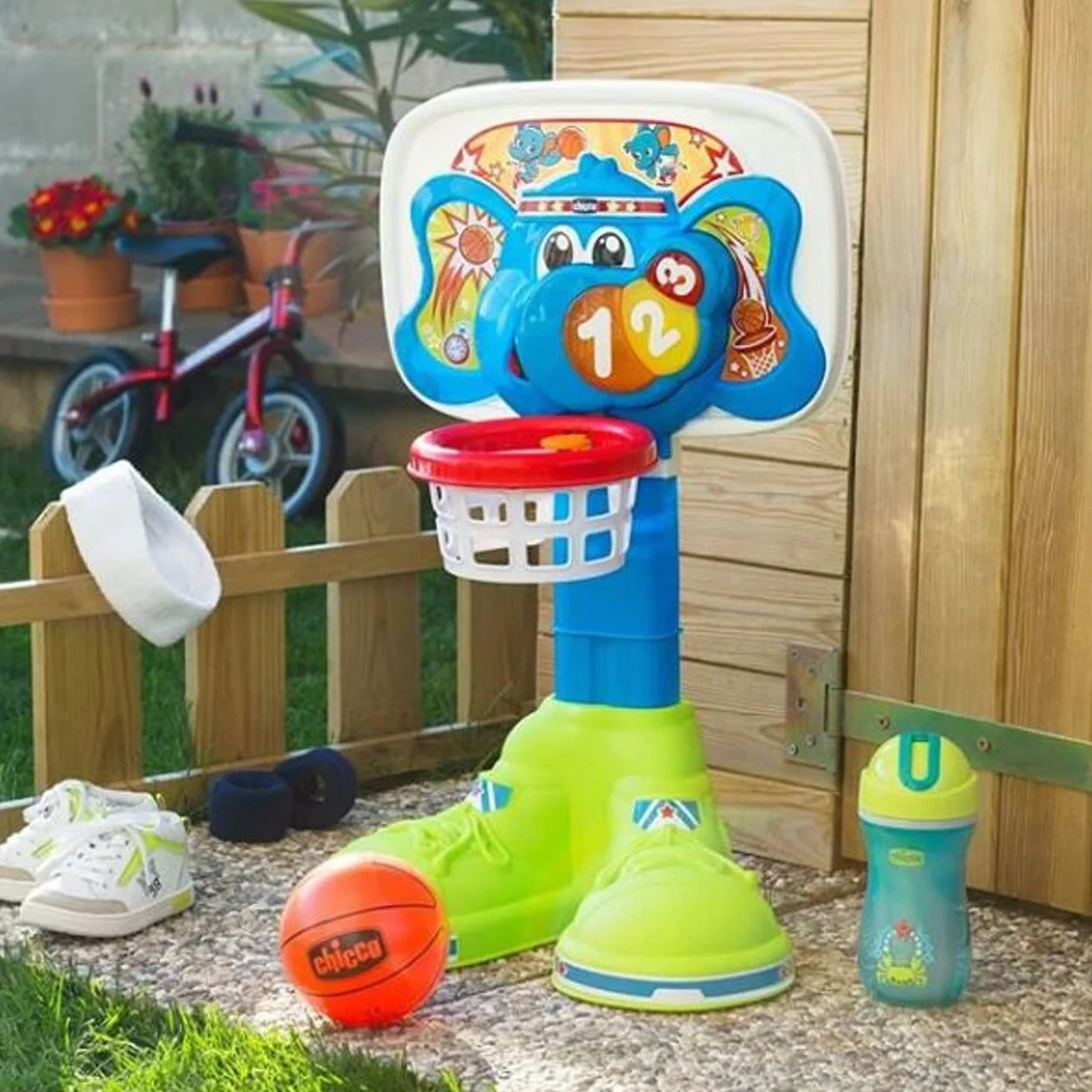 Chicco Elektroniczna Koszykówka dla Dzieci, Zabawka z Efektami Dźwiękowymi i Świetlnymi, Regulowana Wysokość, w Zestawie Lekka Piłka - gry dla dzieci 18 m - 5 lat