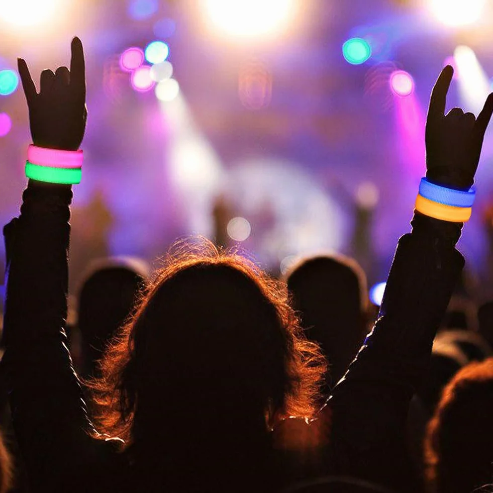 AUAUY 8 szt. świecąca w ciemności opaska na nadgarstek LED, 8 kolorów bransoletek LED, migające świecące opaski na rękę, artykuły imprezowe na festiwale, raves, kemping, przyjęcie urodzinowe, świecące