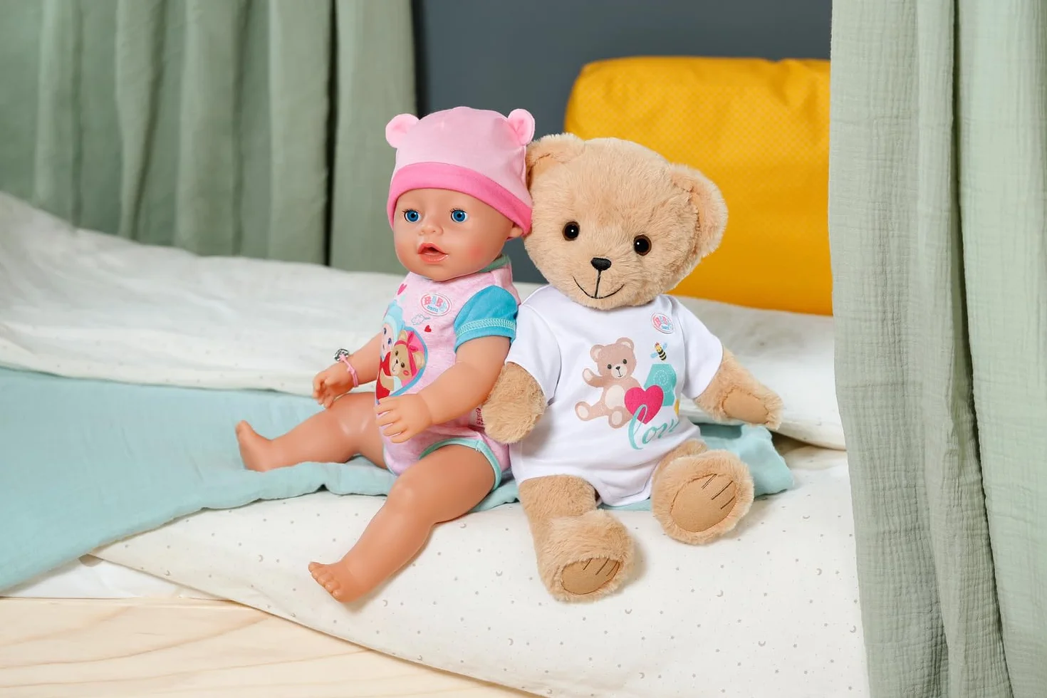 BABY born Śpiewający Teddy - Pluszowy miś z funkcją dźwięku & Biały śpioszki - Ruchome ramiona i nogi - Odpowiedni dla dzieci w wieku od 18 miesięcy - Śpiewaj 5 niemieckich piosenek z serii