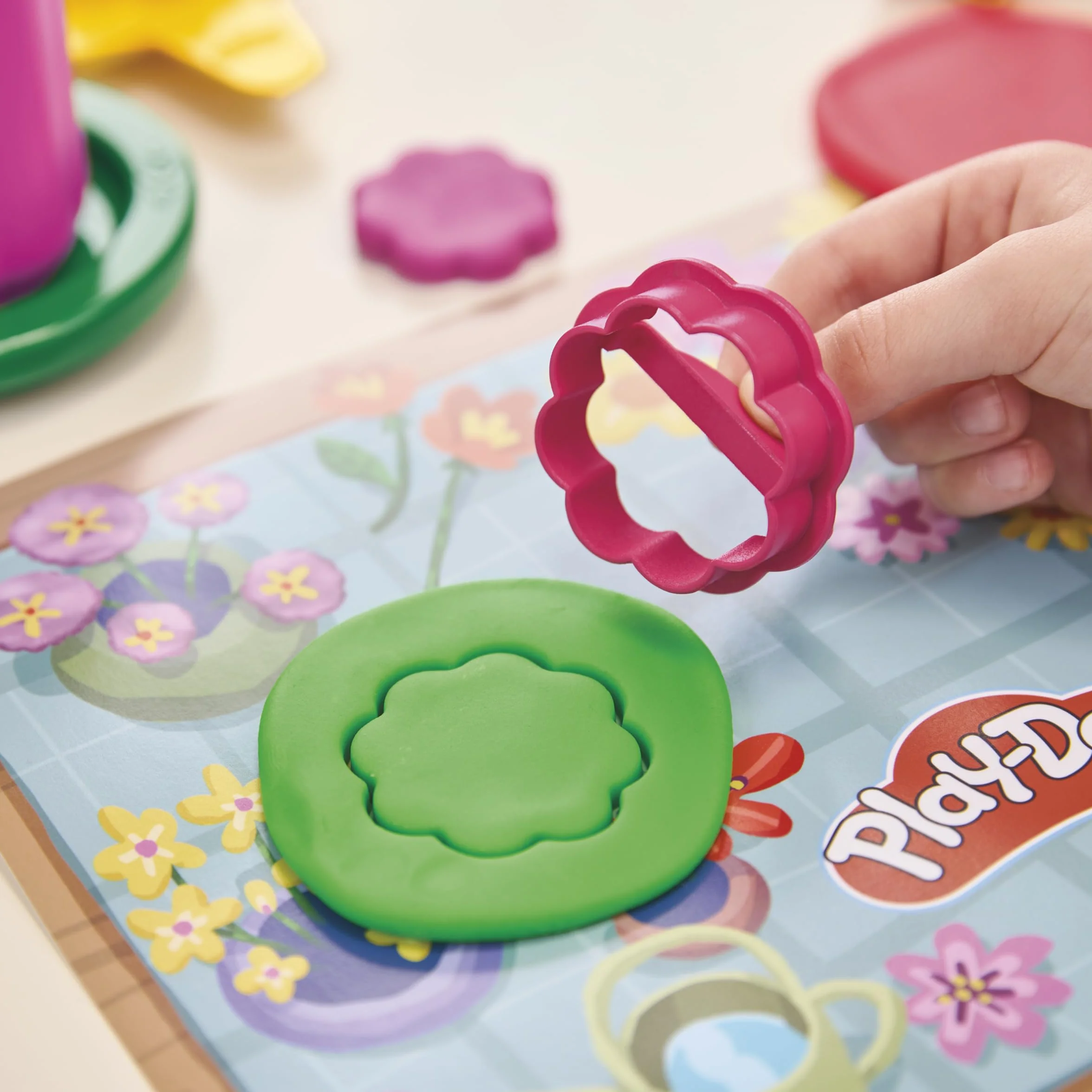 Zestaw do zabawy Play-Doh Kwiaciarnia, 27 zabawkowych dodatków ogrodniczych, zabawy plastyczne dla dzieci, wiek: od 3 lat