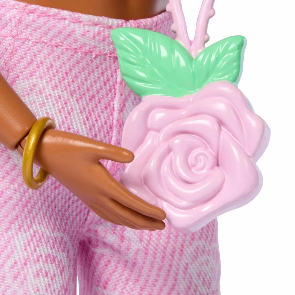 Barbie Deluxe Style Różowy denim Lalka #12 Falowane brązowe włosy, crop top i spodnie dzwony w róże, akcesoria, w tym torebka-róża i biżuteria, zabawka dla dzieci 4+, JJN72