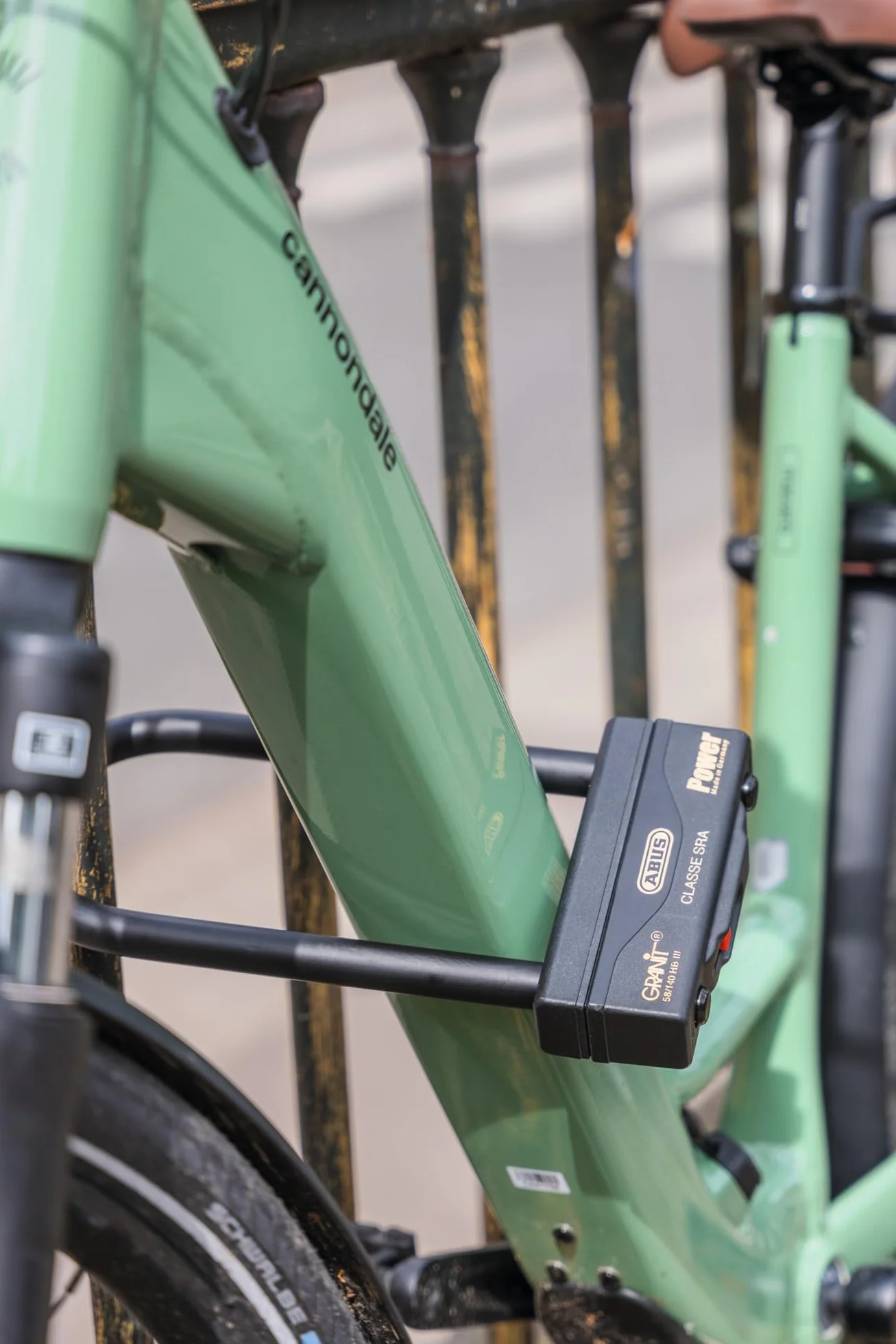 ABUS U-lock Granit Power 58/140HBIII - mocna blokada motocyklowa z podwójnym ryglowaniem - poziom bezpieczeństwa ABUS 18 - wysokość szekli 230 mm