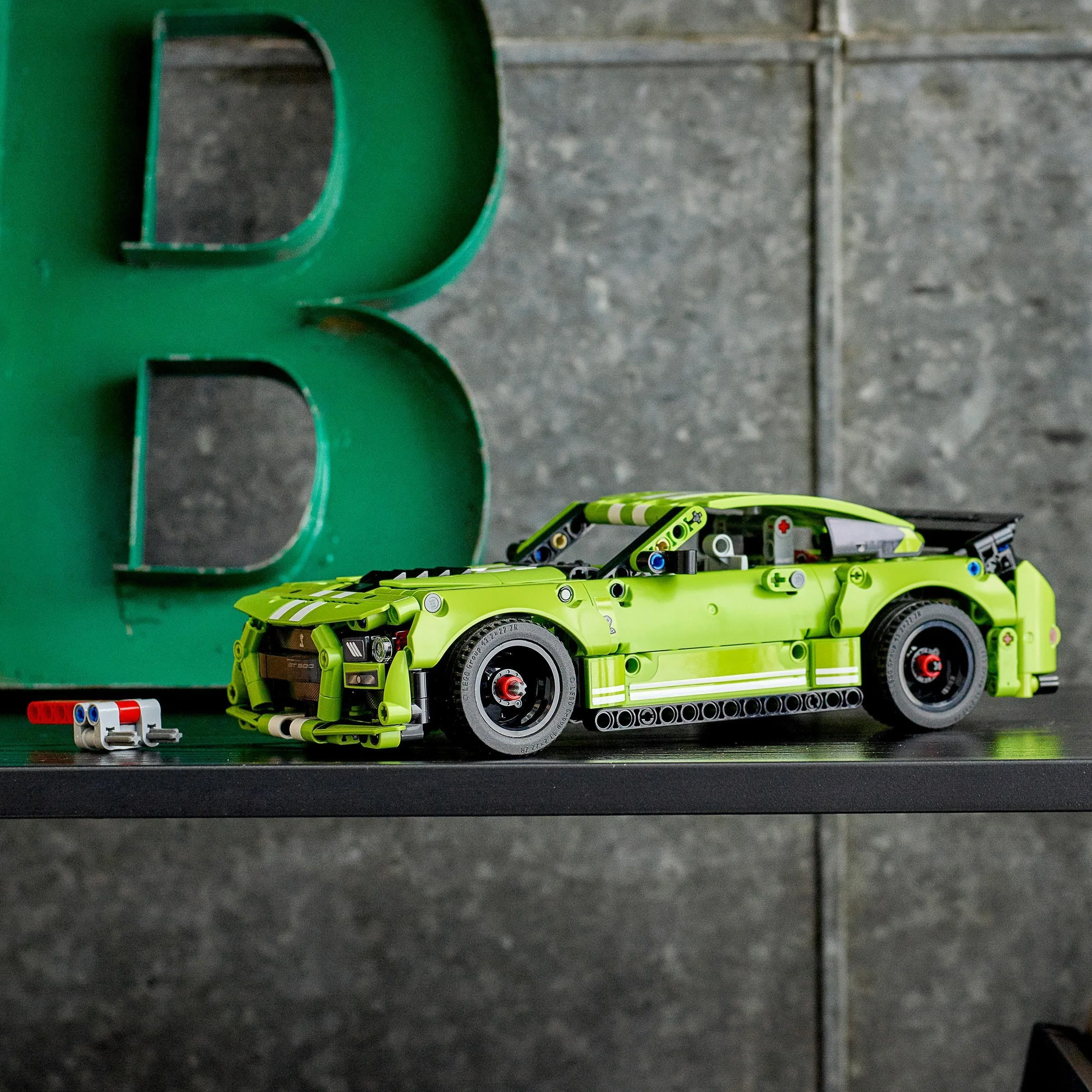 LEGO Technic Ford Mustang Shelby GT500, Zestaw Kreatywny do Budowy Modelu Wyścigówki z Napędem Typu Pull-Back i Funkcją AR, Klocki Konstrukcyjne, Prezent dla Nastolatków, 42138