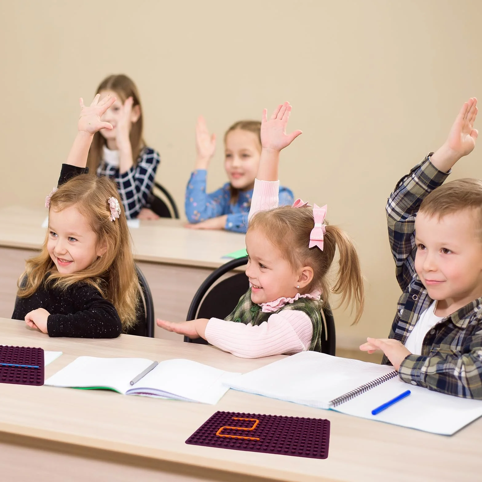 OMJMYY Silikonowa deska sensoryczna do aktywności fizycznej Montessori, zabawka, dwustronna deska do aktywności z torbą podróżną i 20 strunami, uspokajająca ADHD autyzm dla dzieci (fioletowa)