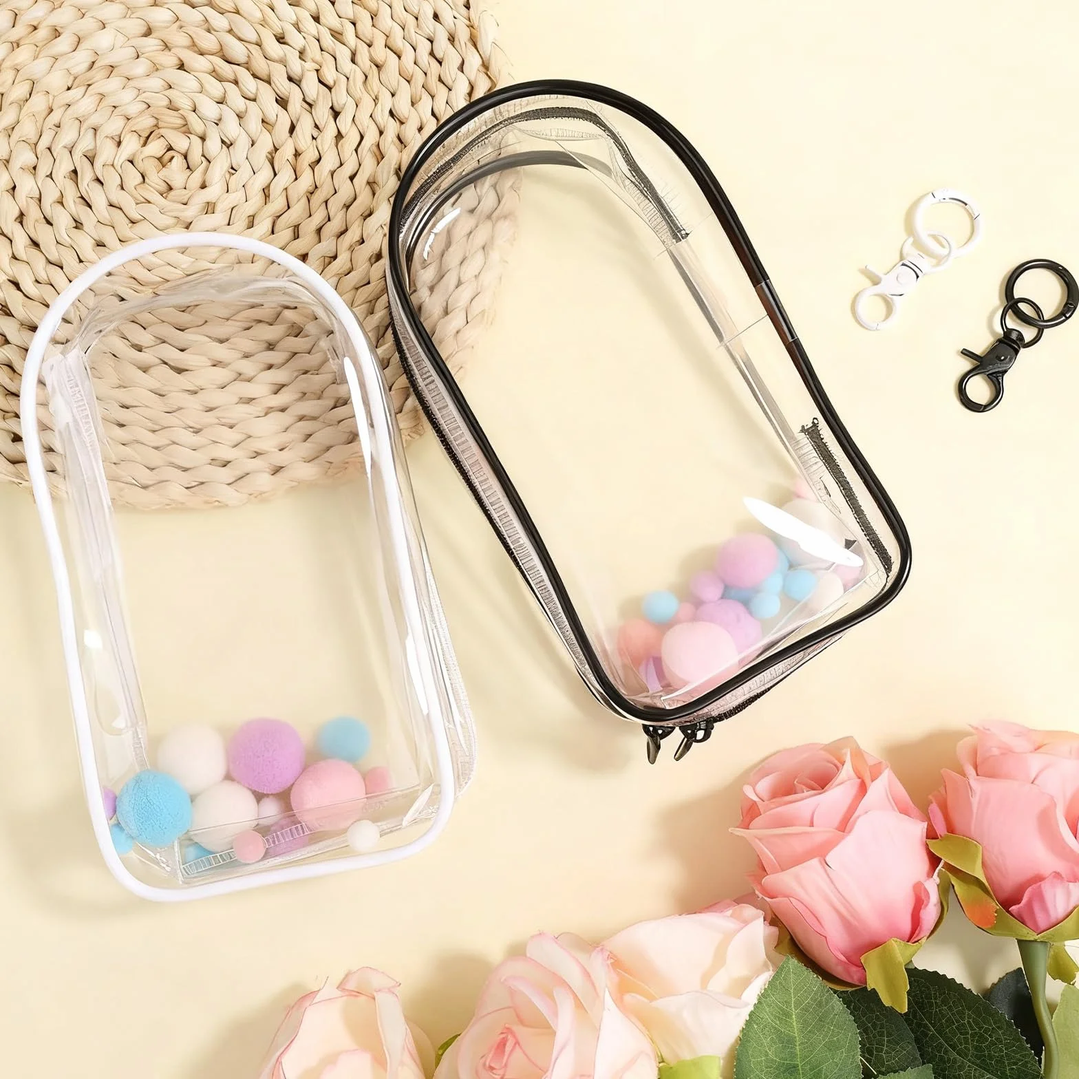 Tinoaly 2szt Torebek Ekspozycyjnych dla Lalek, 19,5x10,5cm Wodoodporna Torba Ekspozycyjna dla Lalek z PVC z Pomponem i Brelokiem Ochronna Torba na Przedmioty Kolekcjonerskie (Czarny i Biały)