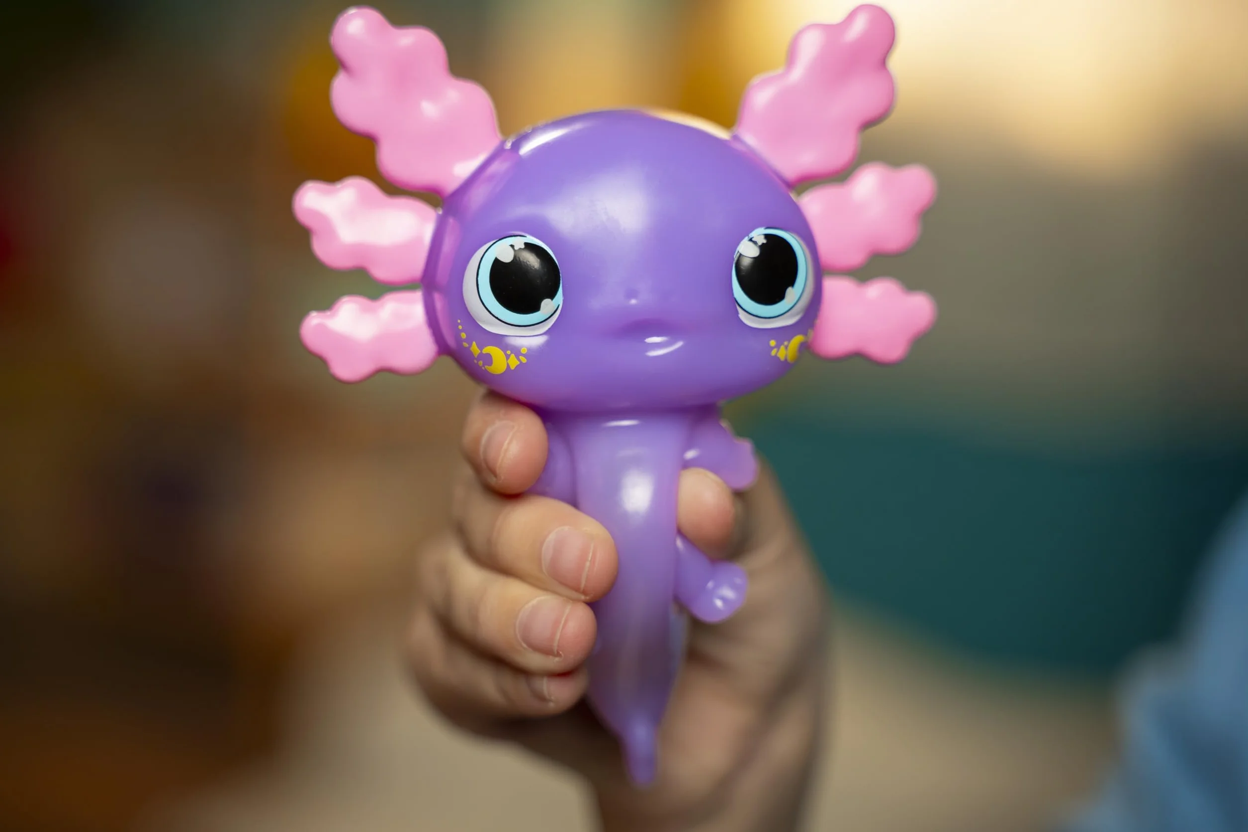 ANIMAGIC - Let's Glo Axolotl Pastel - Świecące elektroniczne zwierzę domowe - Dla dzieci od 4 lat - Wysuwany korpus z fosforyzującymi się perłami wodnymi i UV LED - Unosi się i świeci w wodzie