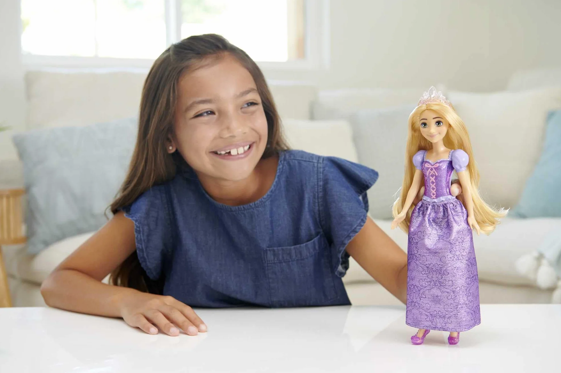 Mattel Disney Księżniczka Disneya Roszpunka Lalka z punktami zgięcia, błyszczącym ubrankiem i akcesoriami inspirowanymi filmem Disneya, prezent dla dzieci HLW03
