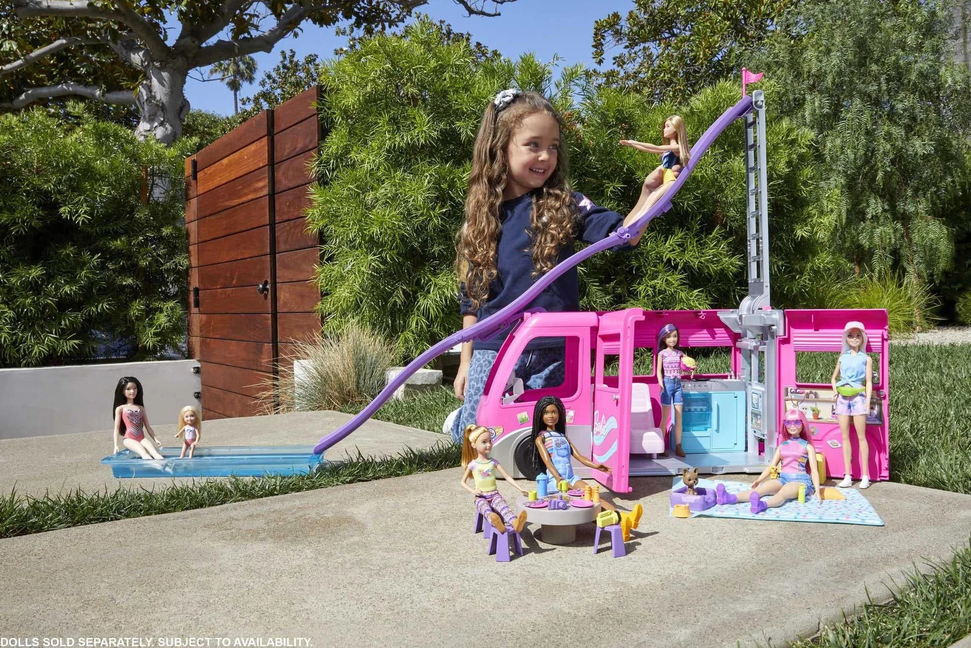 Barbie Dreamcamper Zestaw z kamperem z obracającymi się kółkami, 7 obszarami zabawy, basenem, zjeżdżalnią i ponad 60 akcesoriami kempingowymi, prezent dla dzieci od 3 roku życia, HCD46