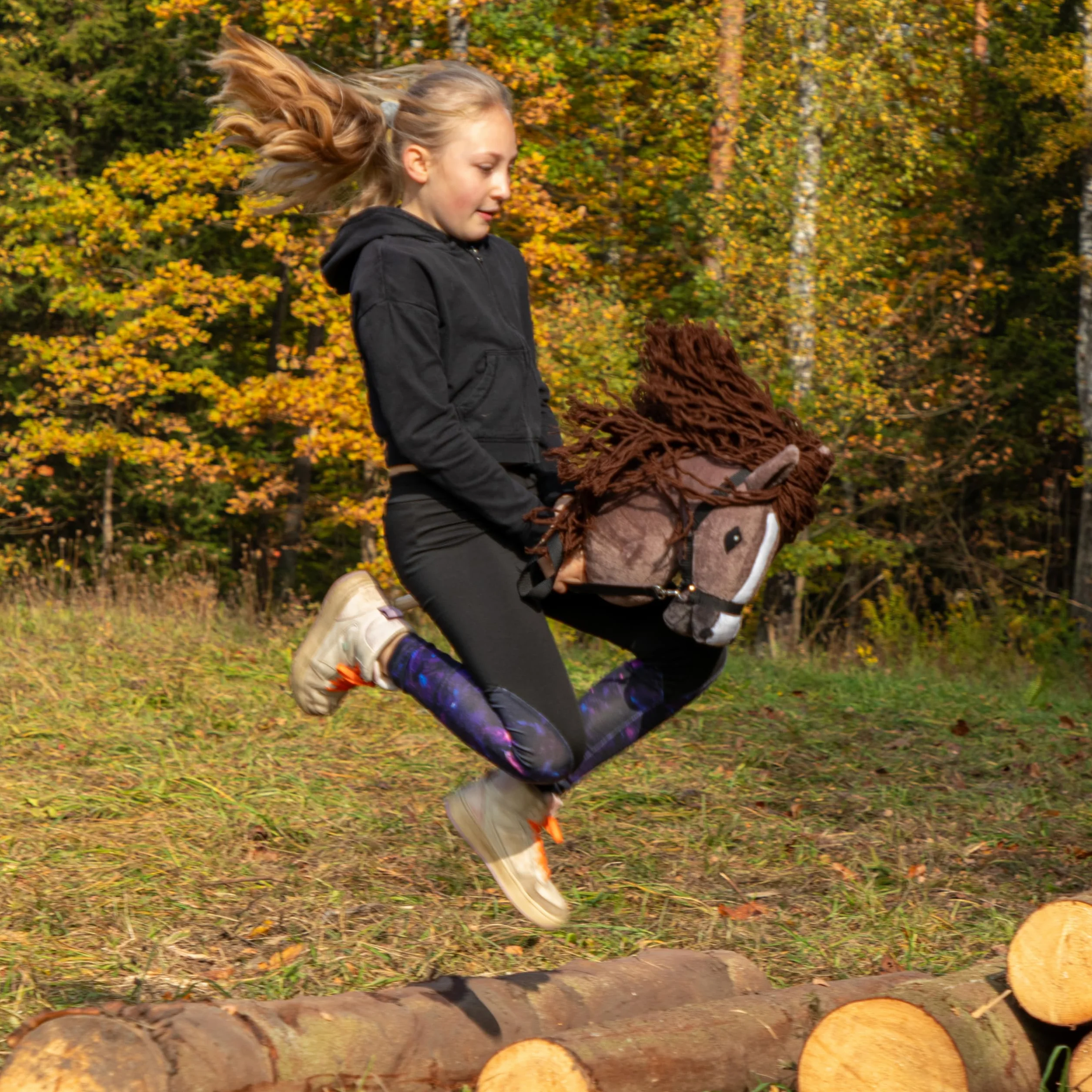 SKIPPI Hobby Horse Kasztanowaty, Brązowy Koń na Kiju, Kantar i Wodze w Zestawie, Duży A3 Konik na Patyku, Prezent dla Dziewczynki, dla Dziecka