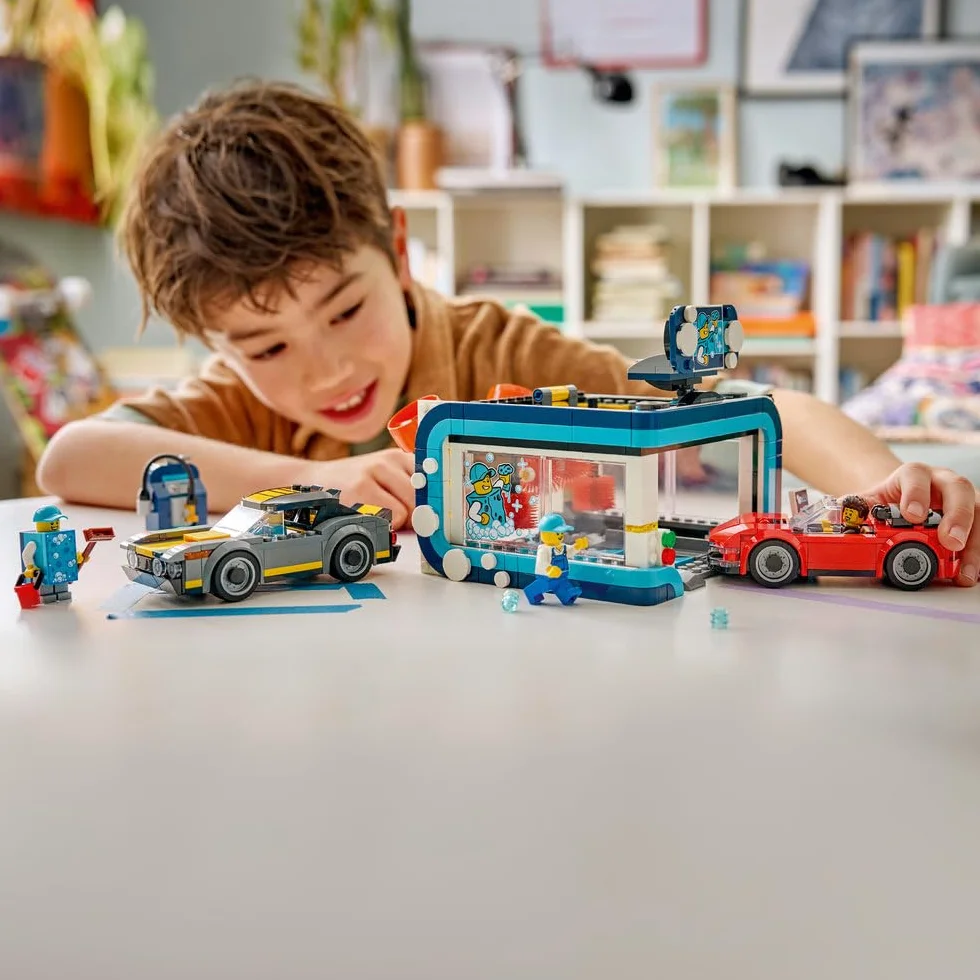 LEGO City Automatyczna myjnia samochodowa, zabawka konstrukcyjna dla dziecka, zestaw z 2 samochodami, pomysł na prezent dla chłopca lub dziewczynki od 6 lat 60497