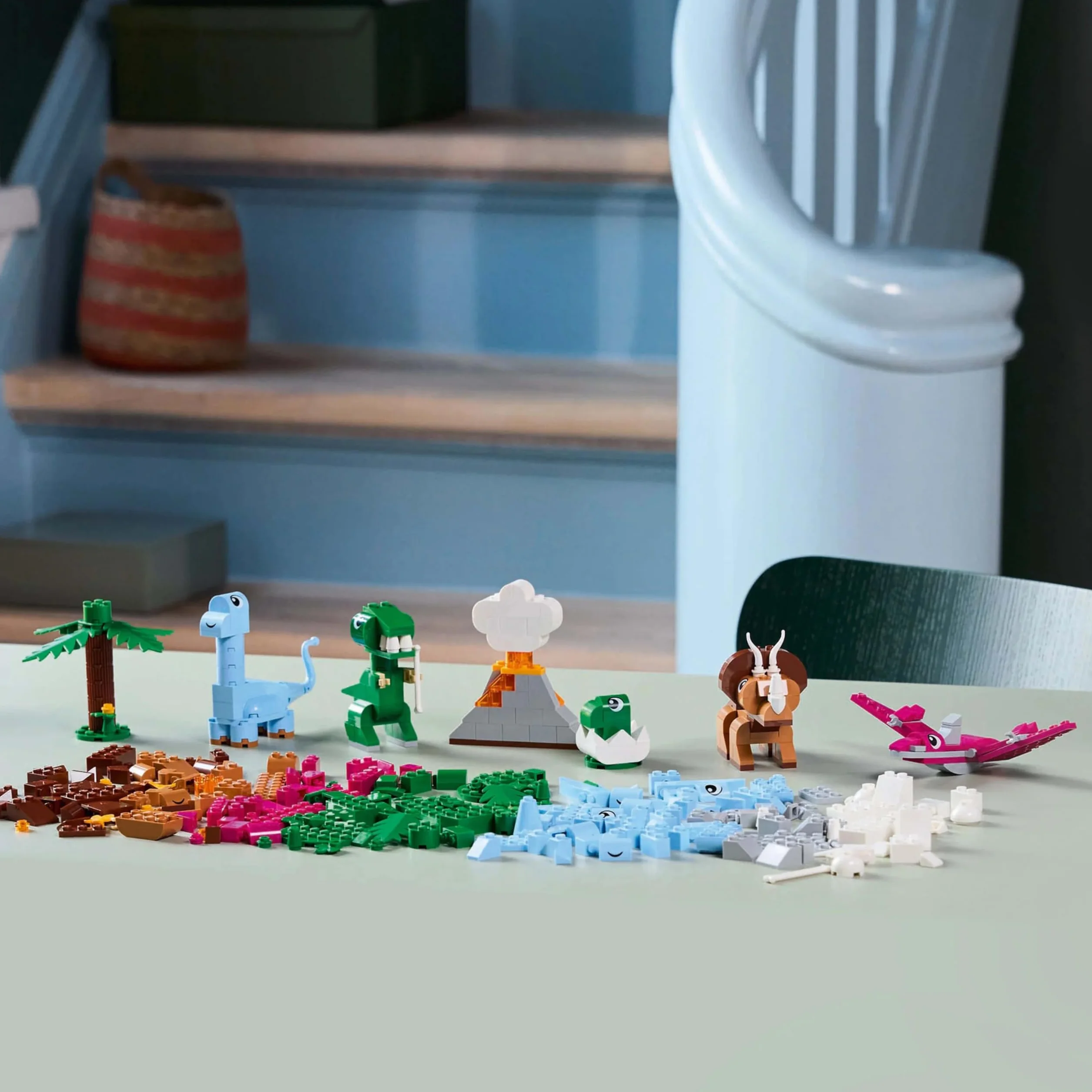 LEGO Classic Kreatywne Dinozaury, Konstrukcyjna Zabawka dla Dziecka do Zbudowania, Figurki Dinozaurów i Akcesoria, w tym T-Rex i Triceratops, Prezent dla 5-latka, dla Chłopca i Dziewczynki, 11041