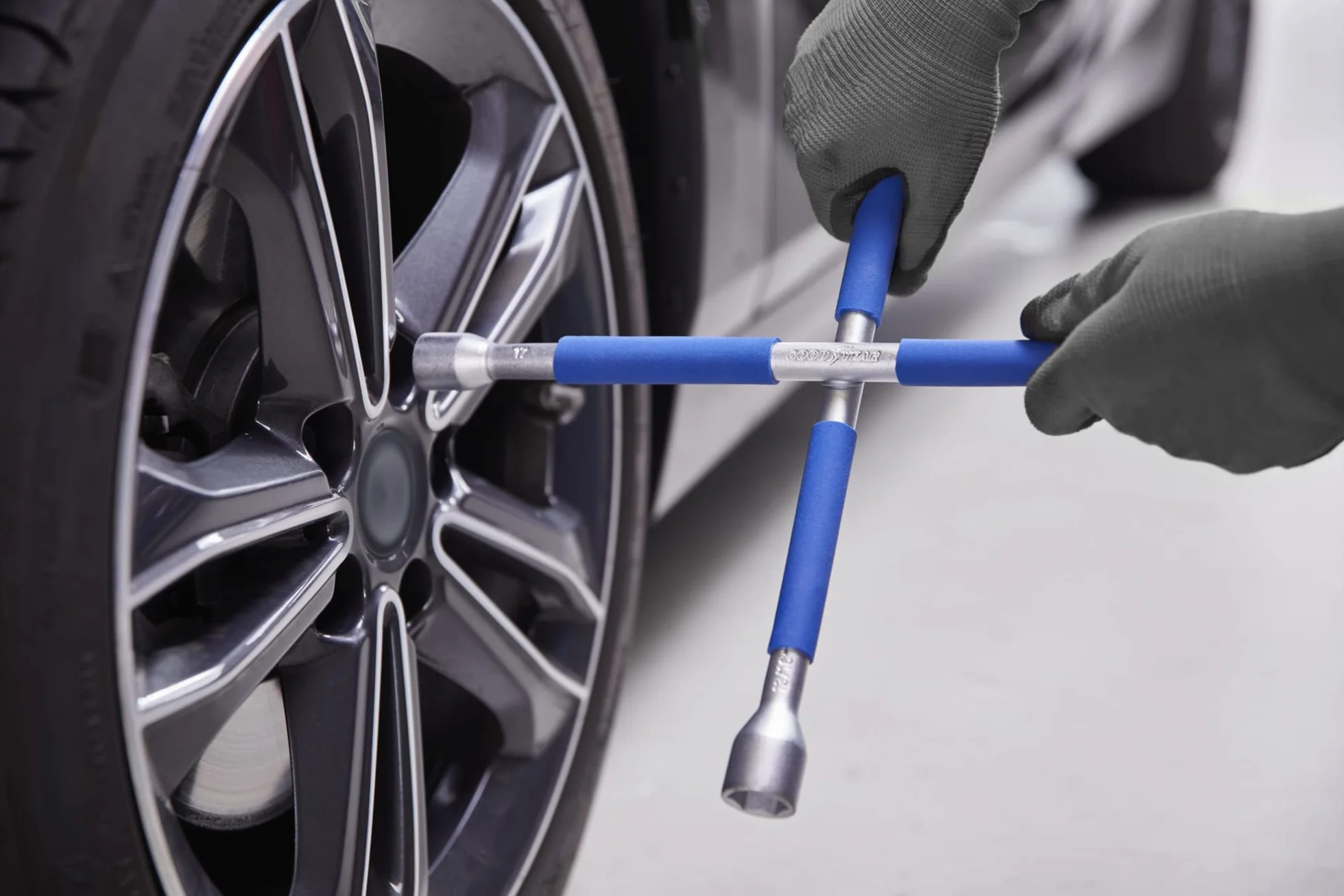 GOODYEAR 75520 klucz krzyżowy klasy premium, z powłoką antypoślizgową, krzyżak do kół, klucz do prawie wszystkich popularnych samochodów