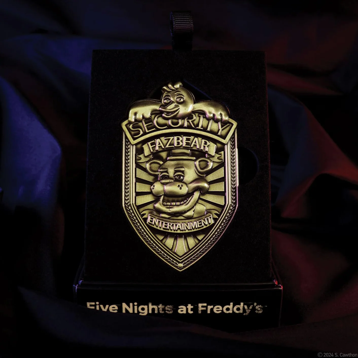 FaNaTtik Five Nights at Freddy's Replika Odznaka Bezpieczeństwa – Limitowana Edycja w Antycznym Kolorze Brązowym FNAF Kolekcjonerska z Zapięciem, Przepustką i Skrzynką Kolekcjonerską