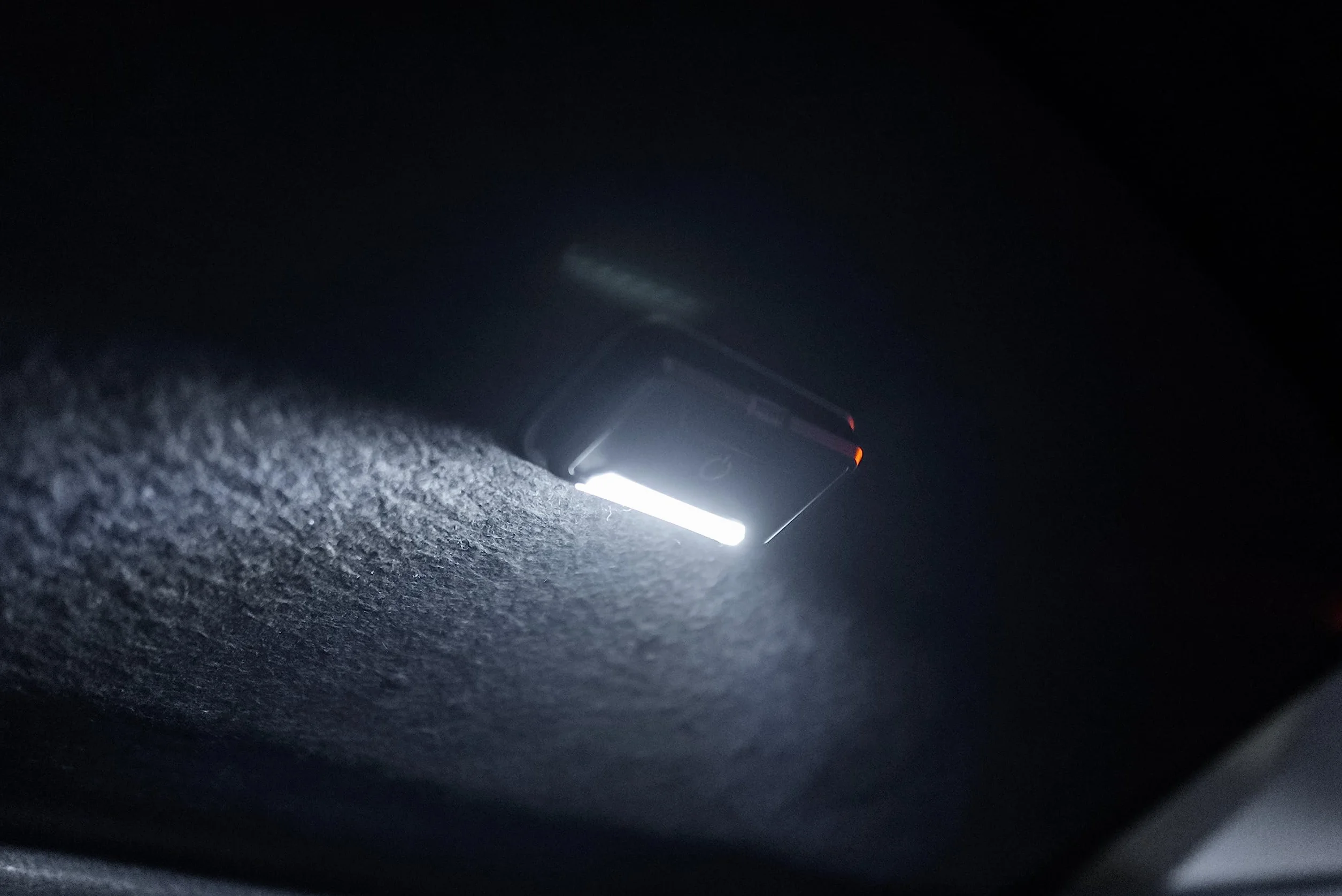 OSRAM LEDambient Trunk Light, z funkcją automatycznego oświetlenia, ładowalna i uniwersalna lampa LED bagażnika