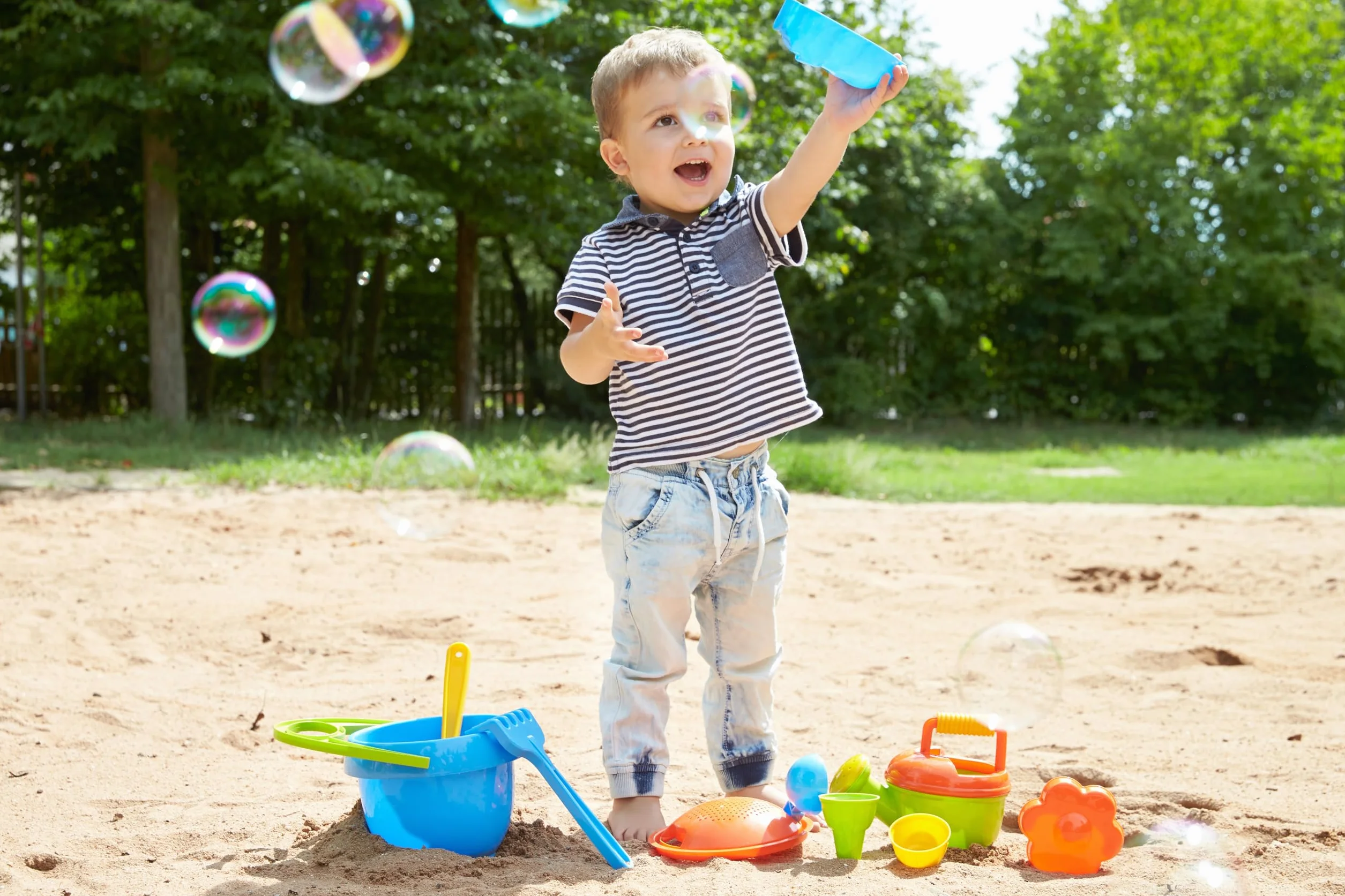 Lena 5420 Happy Sand zestaw do zabawy dla chłopców i dziewczynek od 2 lat, zabawka plażowa z wiaderkiem, sitkiem, łopatką, grabie, odlewniczą, łyżką do lodów, 2 torebki i 2 formy, wielokolorowy