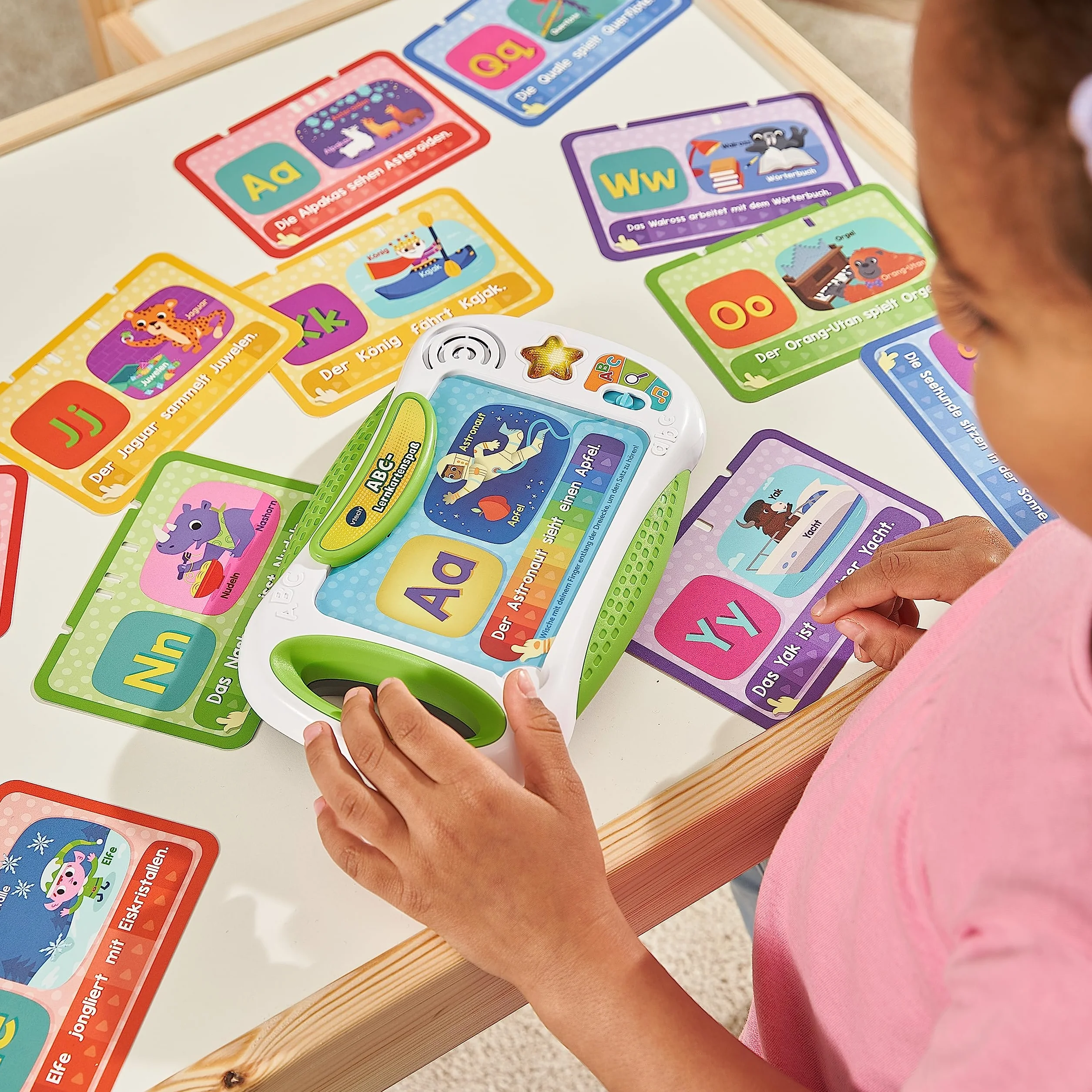 VTech ABC - tablica do nauki z drukowanymi kartami z literami i treściami do nauki na temat liter, dźwięków, przedmiotów i figurek, kolorów i wielu innych – dla dzieci w wieku 4-7 lat