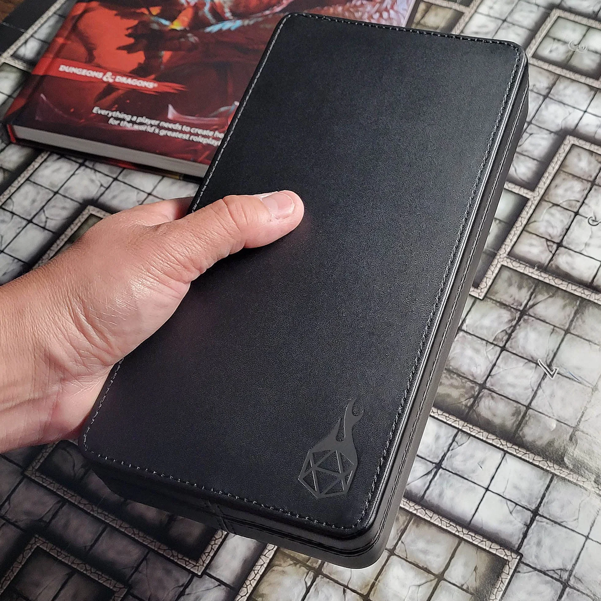 Forged Dice Co. Reliquary Duże podzielone etui na kości z tacą na kości do zestawów kości wielościennych, 21 komór filcowych, magnetyczne zamknięcie pokrywy, metalowe pudełko do przechowywania kości