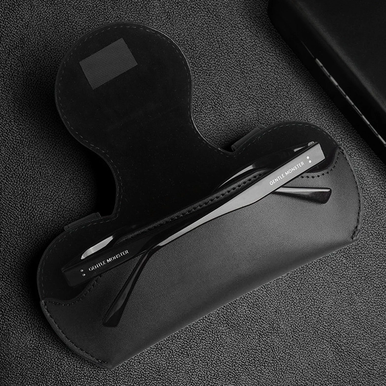 ANBOO Uchwyt na okulary do samochodu, etui na okulary przeciwsłoneczne ze skóry PU, z zapięciem magnetycznym