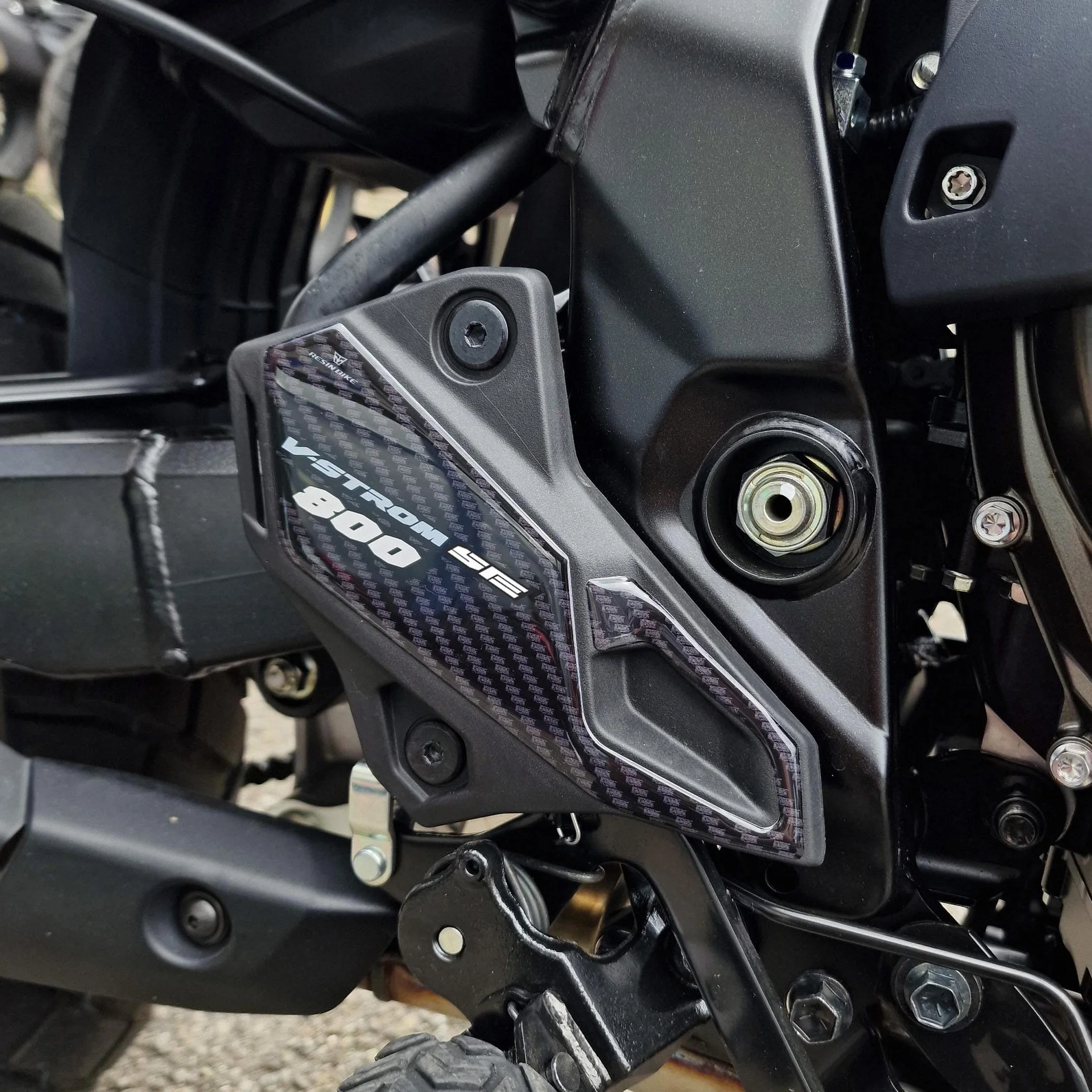 Resin Bike Naklejki Moto kompatybilne z Suzuki V-Strom 800 SE 2023-2024. Chronią Podk?adka pod pi?t? przed uderzeniami i zadrapaniami. Naklejki żywiczne z efektem 3D - wyprodukowane we Włoszech
