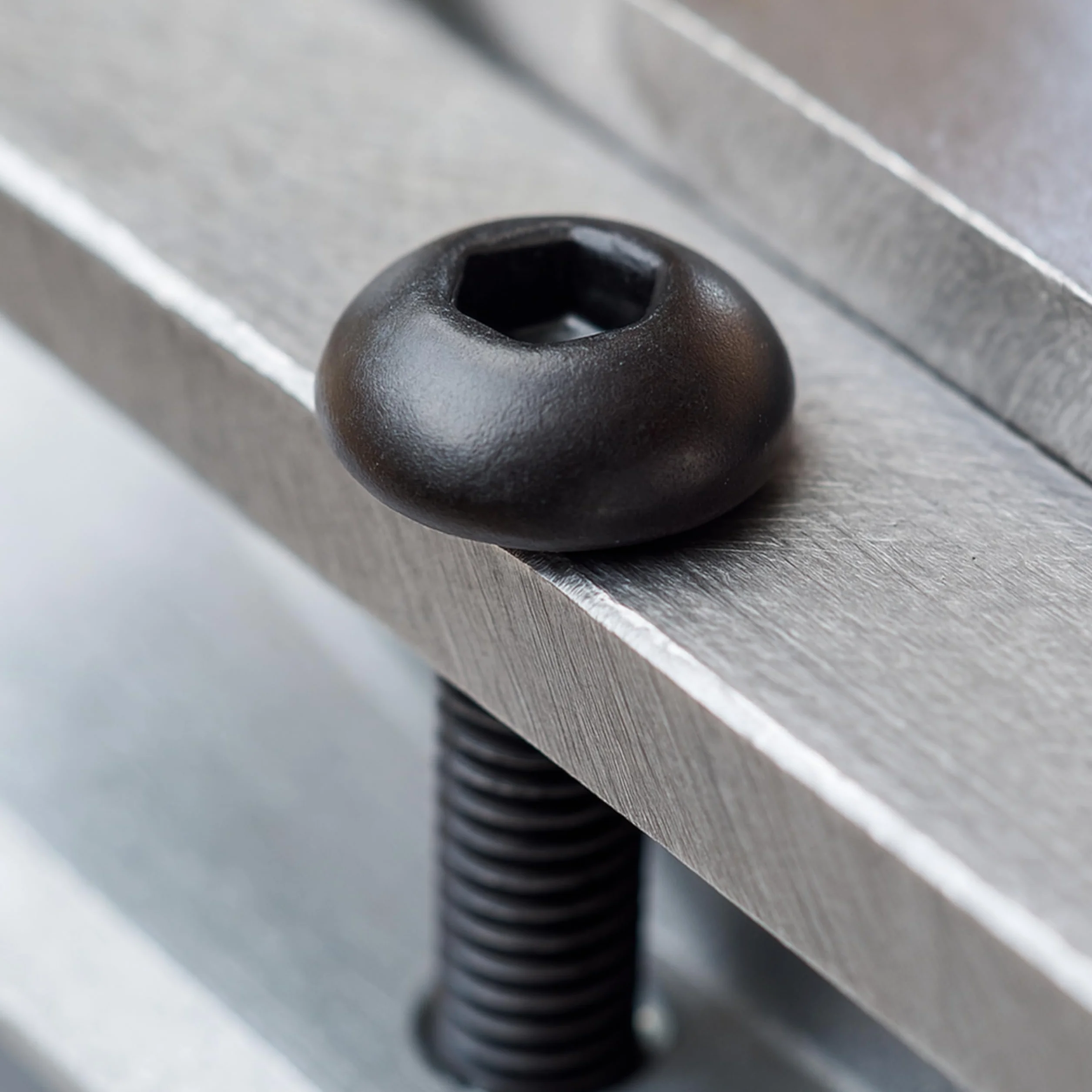 Śruba z łbem soczewkowym, 20 sztuk, M6 x 25 mm, Ø 12 mm, łeb z gniazdem sześciokątnym, w kolorze czarnym, metal odporny na narzędzia, śruby do owiewki motocykla, samochodu, skutera, śruby samochodowe z gwintem, zaciski