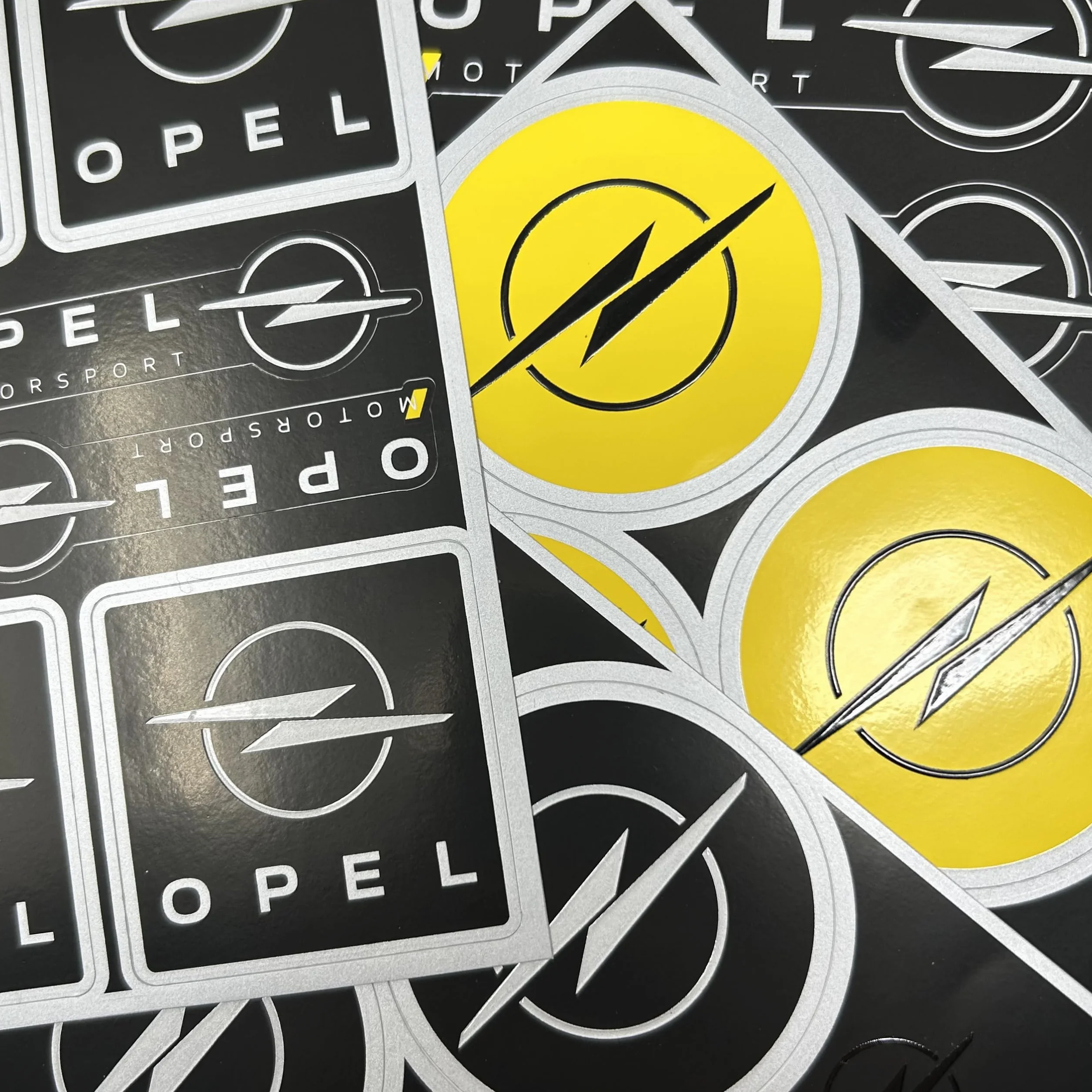 Zestaw naklejek na koła kompatybilny z Opel, średnica 4 logo 48 mm, licencjonowany produkt, 94 x 131 mm (czarny)
