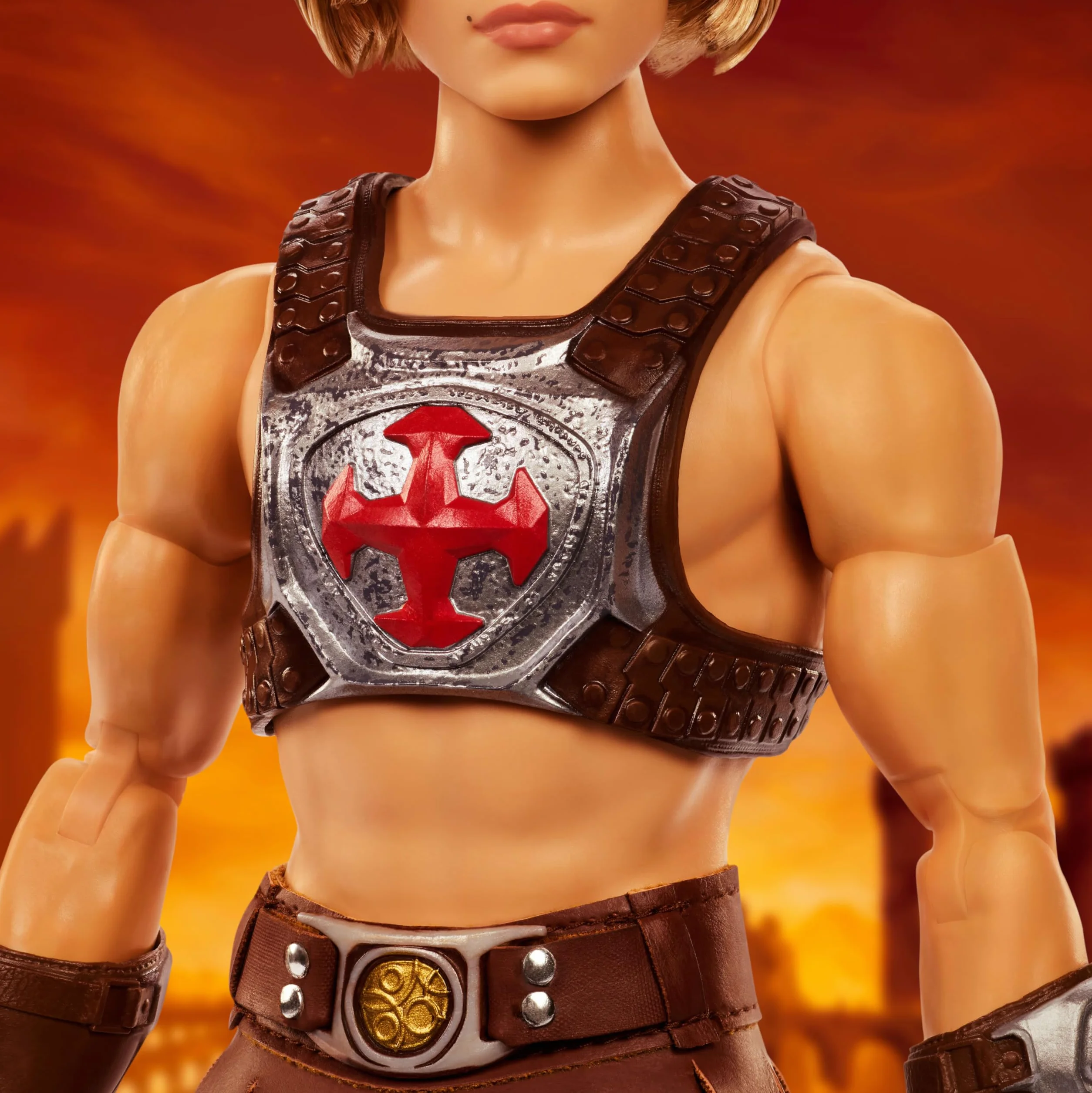 Barbie Signature Masters of the Universe Ken He-Man Lalka kolekcjonerska w charakterystycznym stroju z uprzężą bojową, w zestawie „miecz” i podstawka dla lalki, zabawka dla dzieci 6+, JJY03