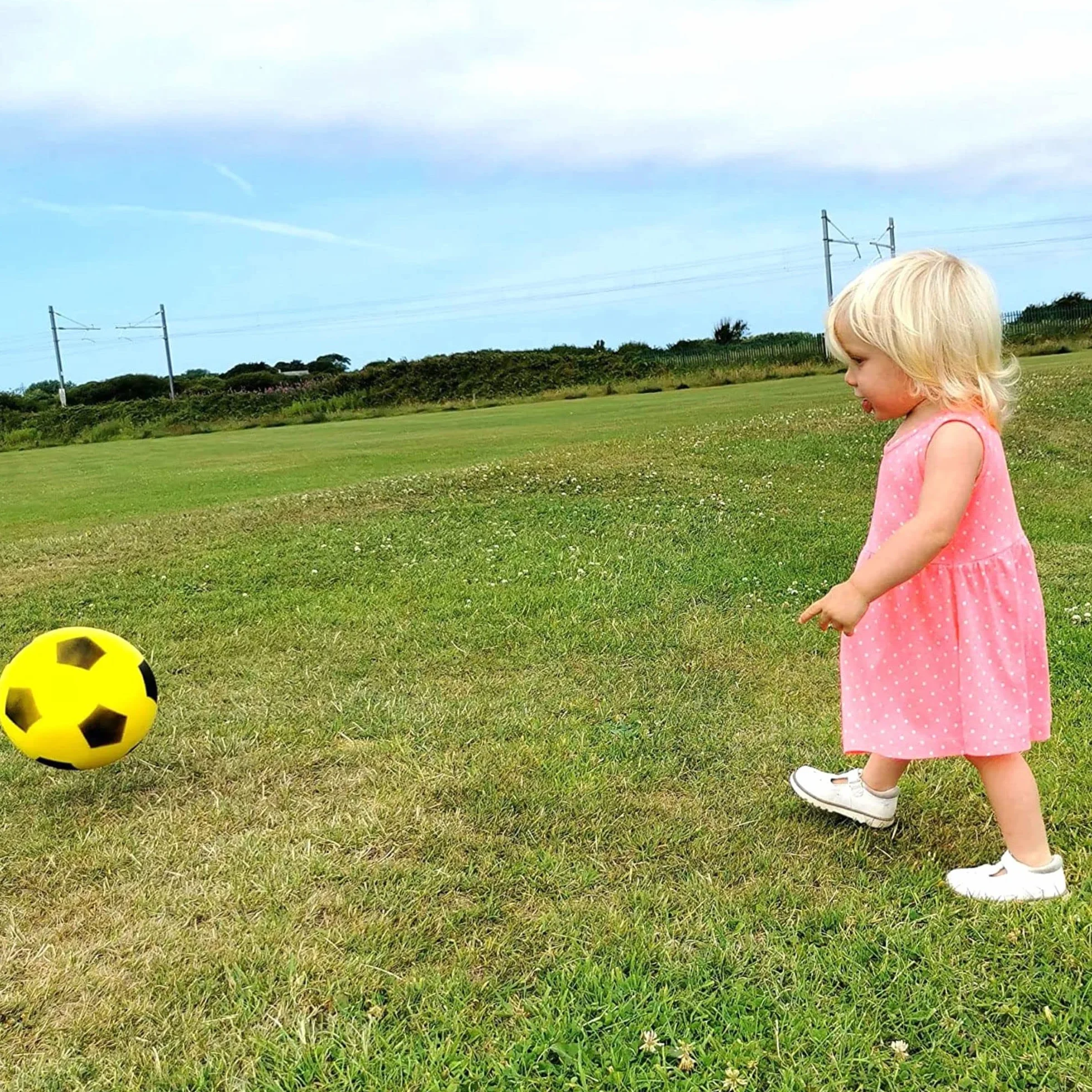 HTI Fun Sport Piłka nożna 20 cm, do użytku wewnątrz i na zewnątrz, miękka gąbka, piłka nożna, graj w wiele gier dla godzin zabawy, odpowiednia dla dorosłych, chłopców i dziewcząt w każdym wieku (19,4