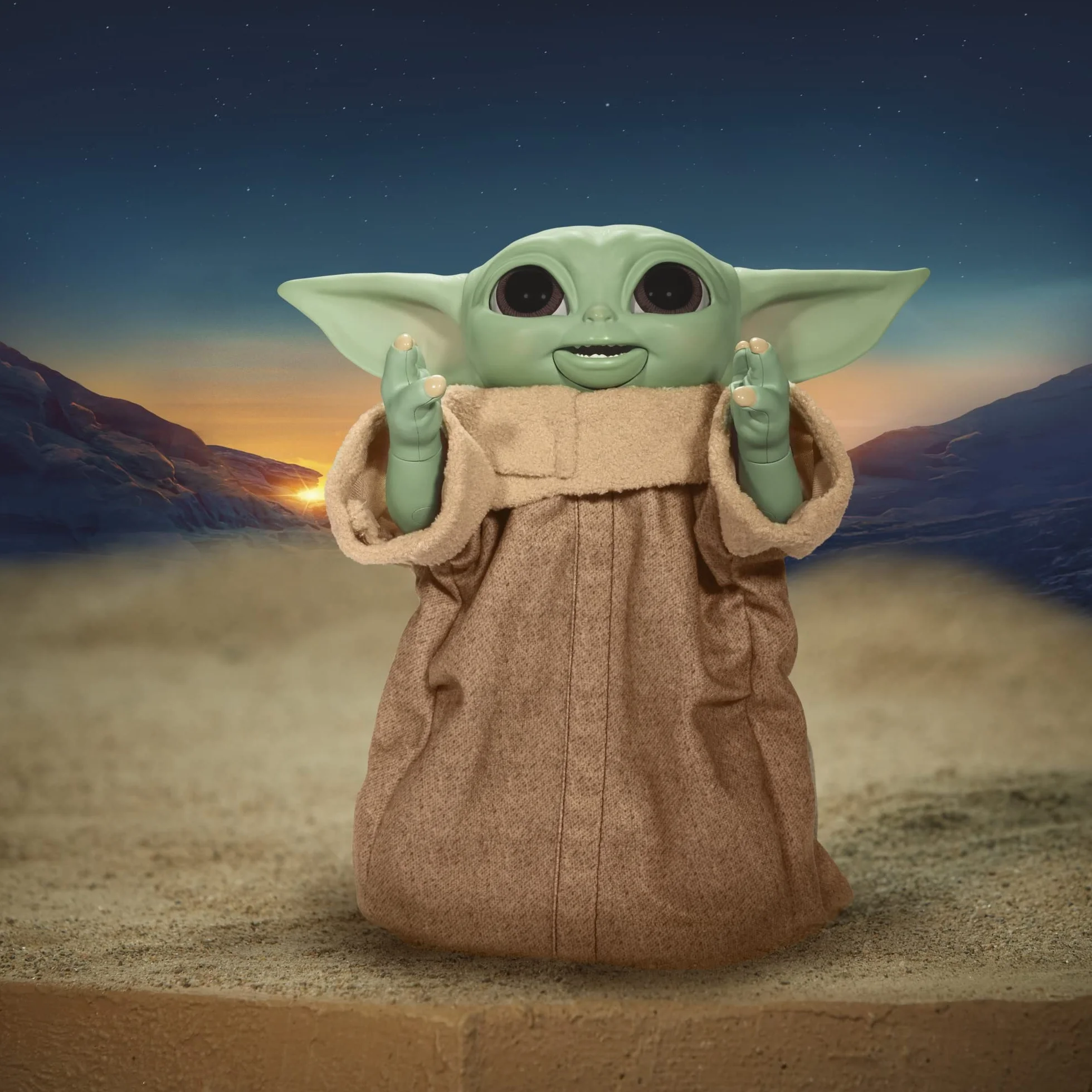 Star Wars Grogu z Gwiezdnych wojen z galaktyczną przekąską, to animatroniczna zabawka o wysokości 23,5 cm. Ten mandalorian to ponad 40 kombinacji dźwięków i ruchów, dla dzieci od 4 lat