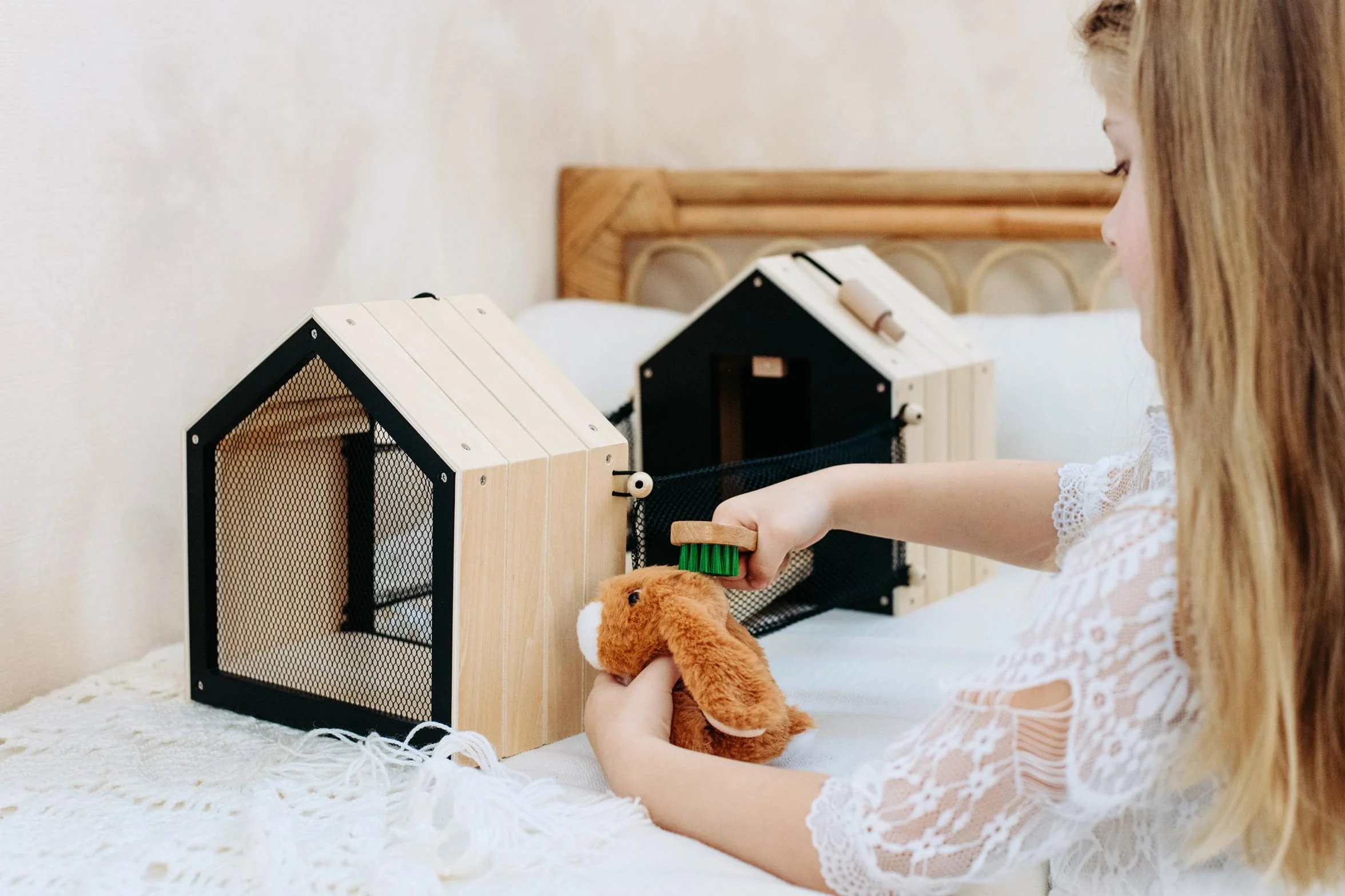 Small Foot Domek dla królików z wybiegiem z drewna, z bogatym wyposażeniem, zabawka na kółkach dla dzieci od 3 lat, 12399 zabawki dla królików, wielokolorowa, ok. 28 x 24 x 24 cm