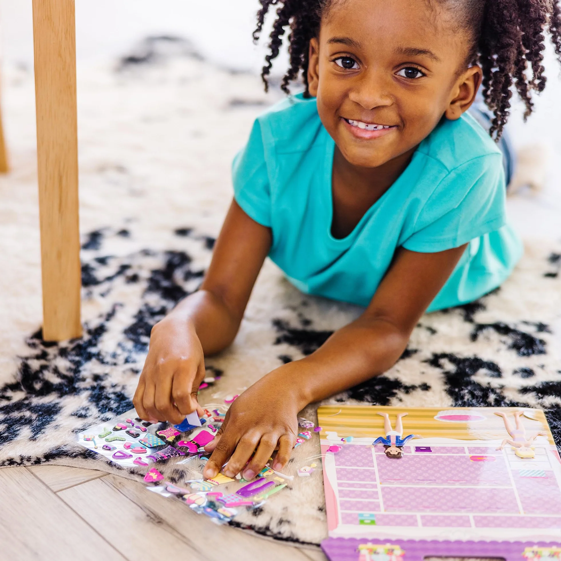 Melissa & Doug – zabawkowy zestaw z wypukłymi naklejkami: przebieranki (książeczka wielokrotnego użytku z zadaniami, 76 naklejek, świetnie nadaje się na podróż)