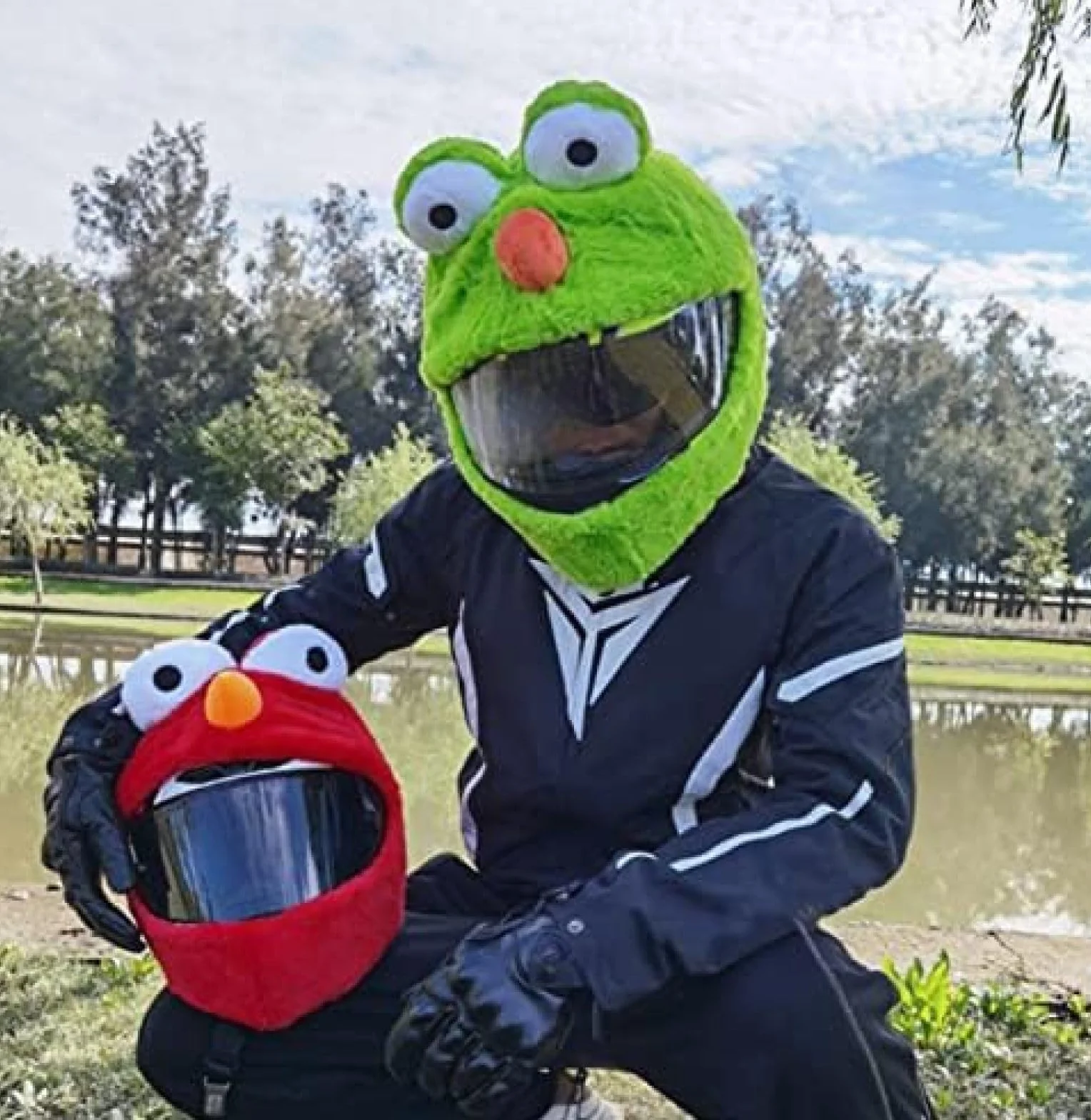 Pluszowy pokrowiec na kask motocyklowy zabawny ochronny nakrycie głowy w kształcie żaby