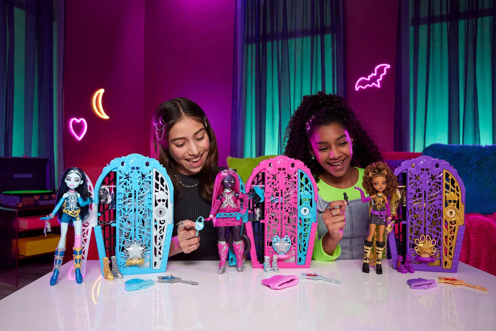 Monster High Straszysekrety Clawdeen Wolf Seria 6 Tajemnice Hollyduch Zestaw lalka, szafa i ponad 19 niespodzianek, w tym ubranka dla lalki i akcesoria, JBG80