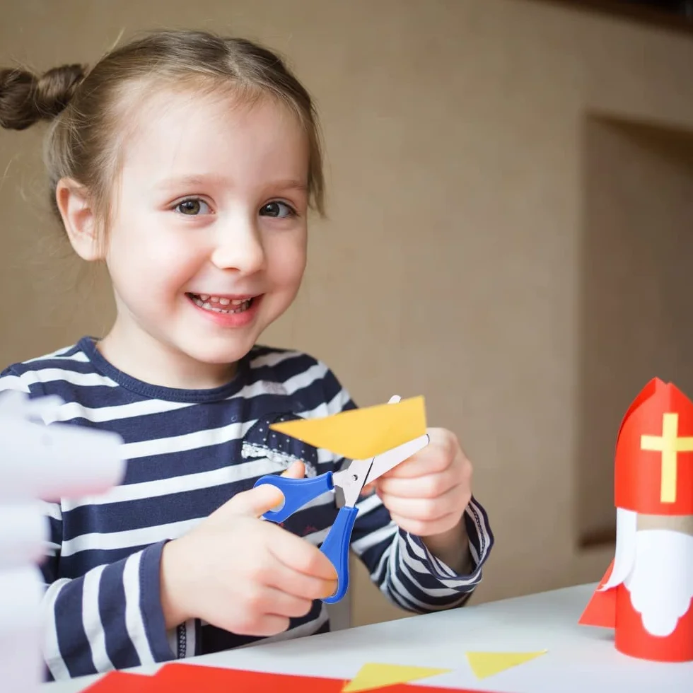LATRAT 5 sztuk nożyczek bezpieczeństwa dla dzieci, nożyczki przedszkolne, uchwyt z tworzywa sztucznego, ręcznie wykonane nożyczki do majsterkowania, dla dzieci, studentów (czerwone, żółte, zielone,