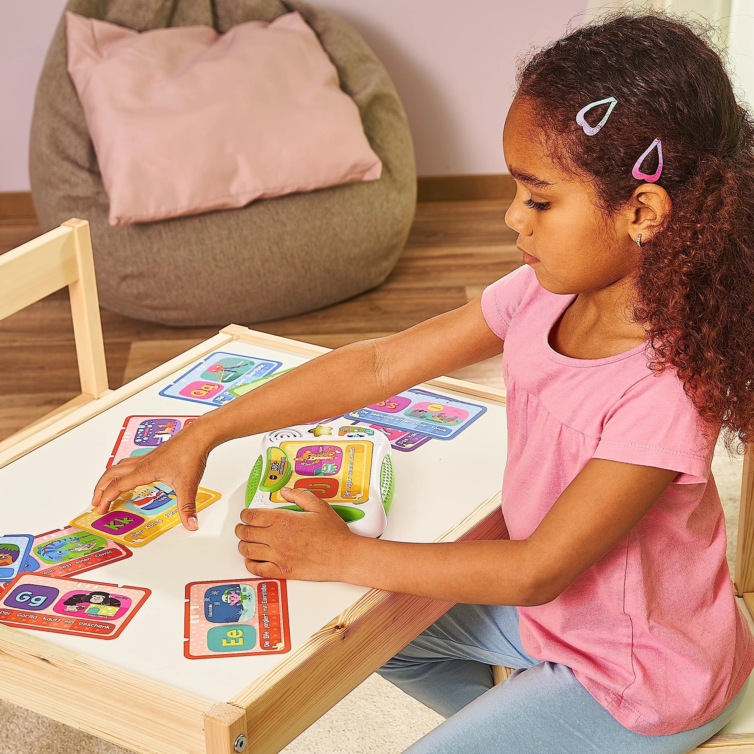 VTech ABC - tablica do nauki z drukowanymi kartami z literami i treściami do nauki na temat liter, dźwięków, przedmiotów i figurek, kolorów i wielu innych – dla dzieci w wieku 4-7 lat