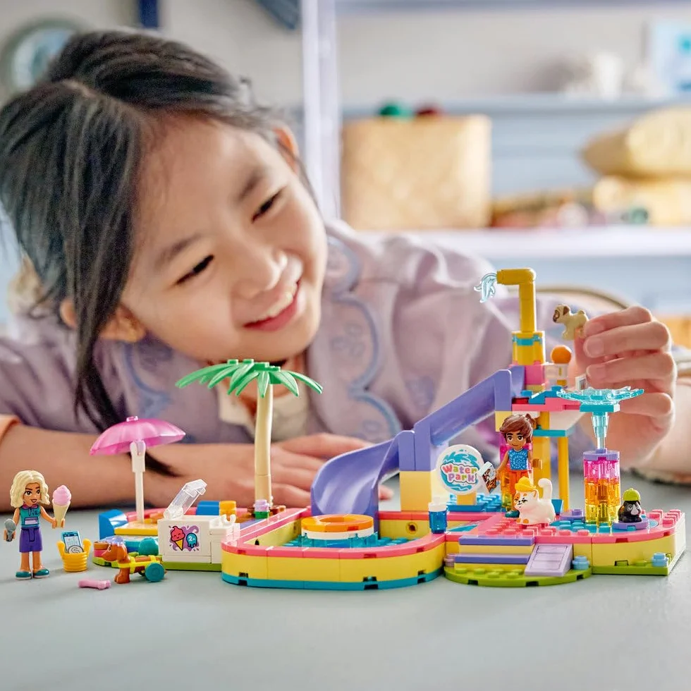 LEGO Friends Frajda w parku wodnym, zabawka konstrukcyjna dla dzieci, 4 zabawkowe zwierzaki i 2 minilaleczki, pomysł na prezent dla dziewczynki lub chłopca od 6 lat 42676