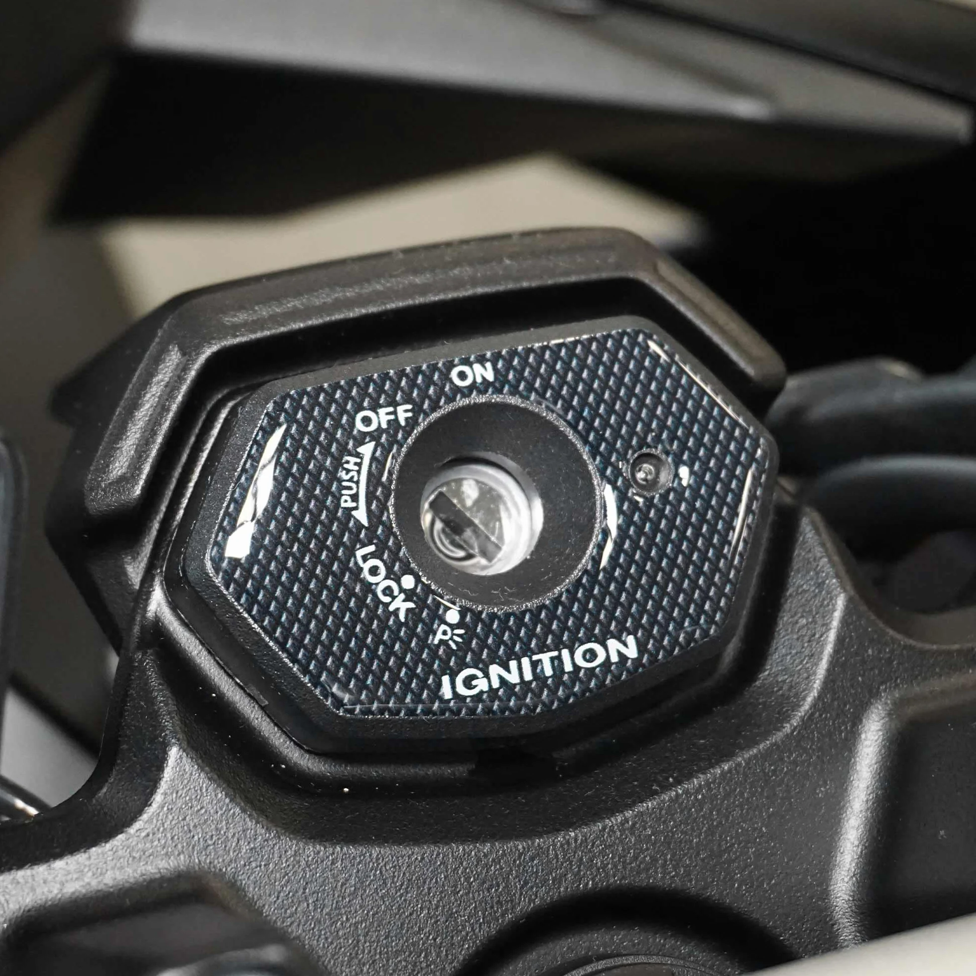 Naklejka żelowa 3D z żywicy Motocyklowej Ochrona strefy zapłonu Suzuki V-Strom 800DE 2023