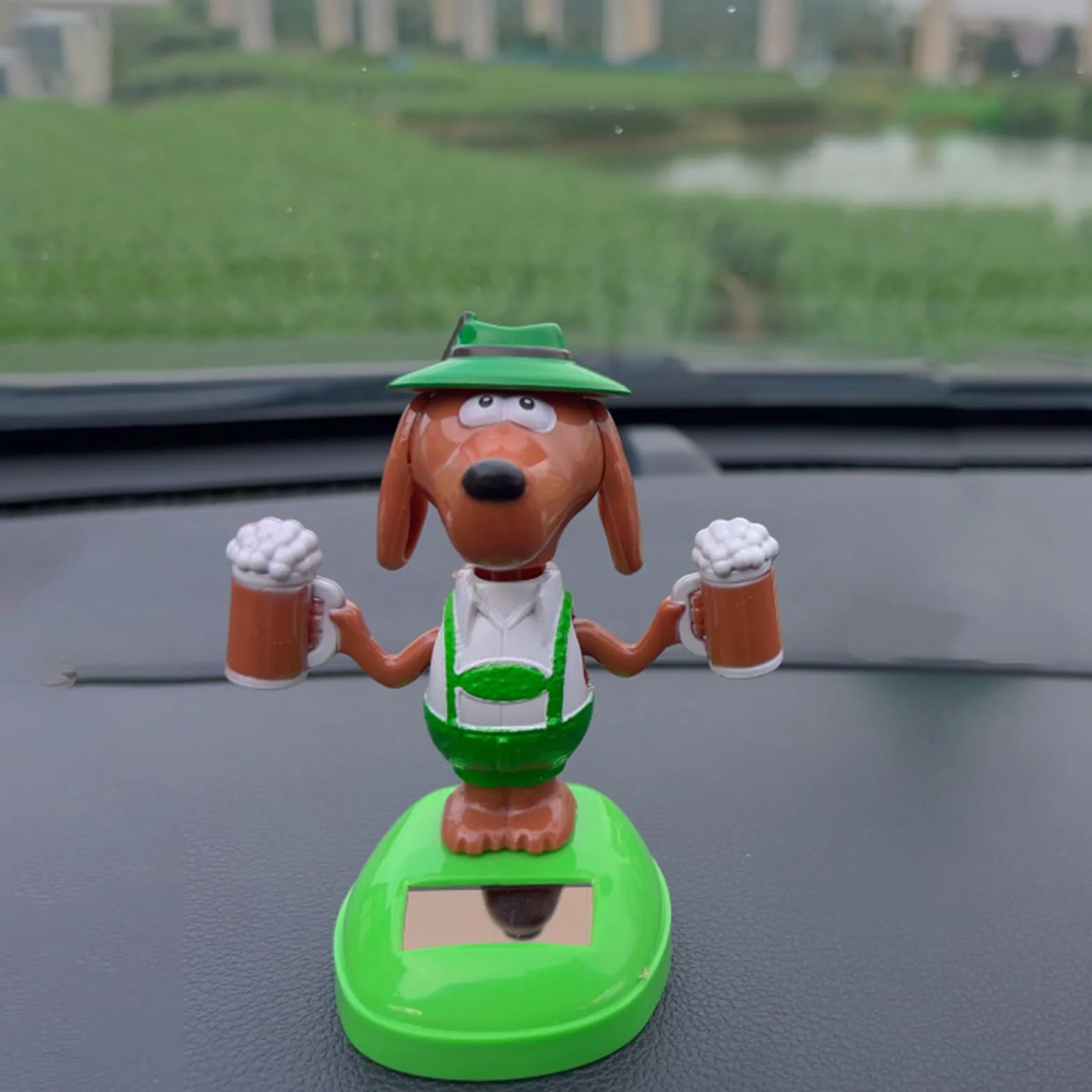 Dekoracja samochodowa, energia s?oneczna, uroczy, ruchomy pies, figurka do samochodu, desk? rozdzielcz? – zabawna figurka do ta?ca z piwem, dekoracja biurko, wycieczk? samochodow? do domu