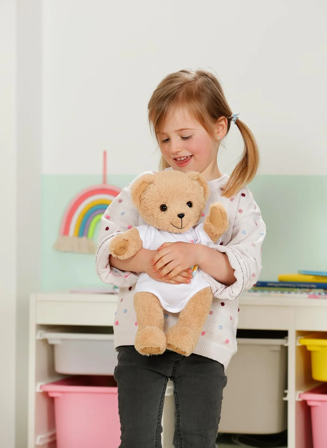 BABY born Śpiewający Teddy - Pluszowy miś z funkcją dźwięku & Biały śpioszki - Ruchome ramiona i nogi - Odpowiedni dla dzieci w wieku od 18 miesięcy - Śpiewaj 5 niemieckich piosenek z serii