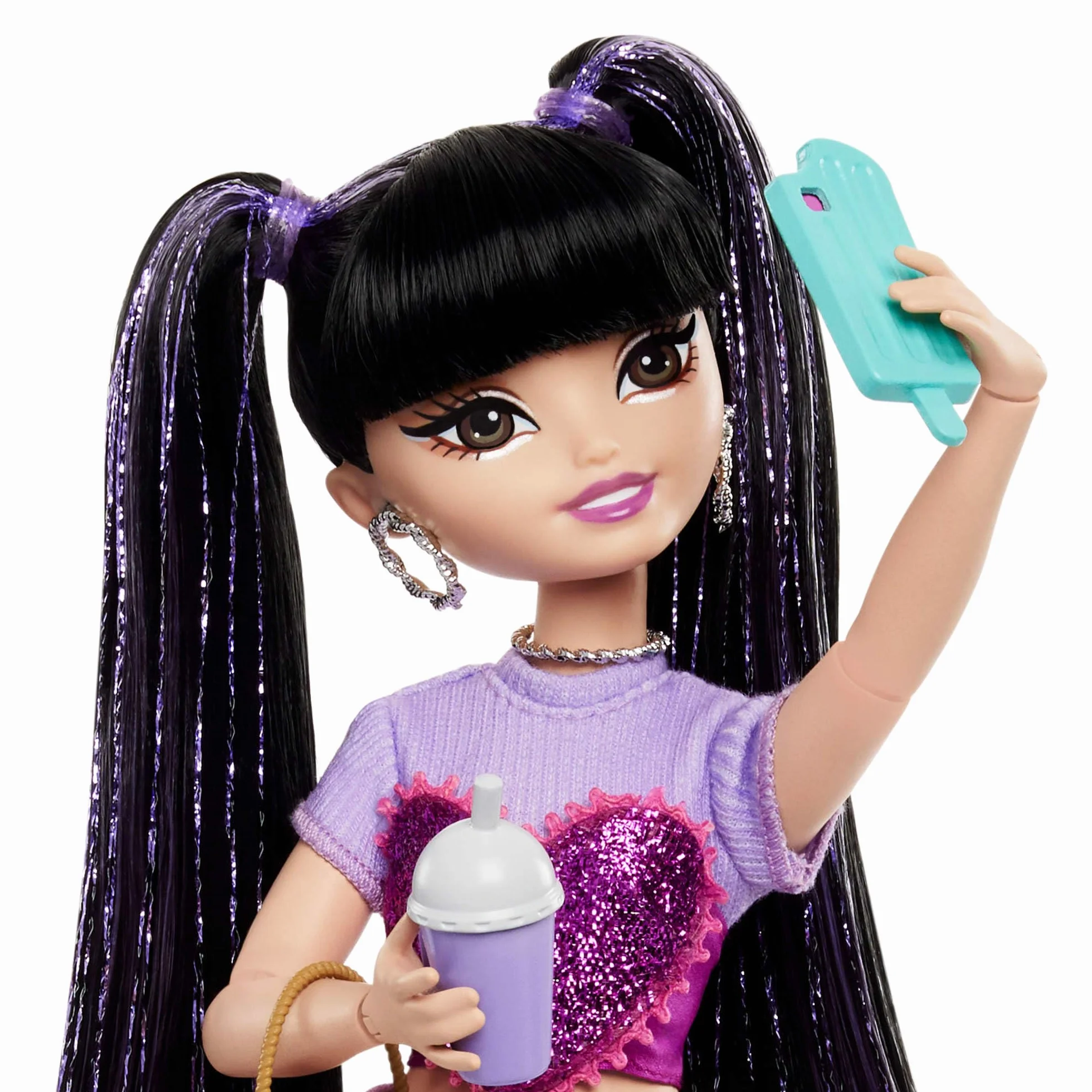Barbie Dream Besties Lalka modowa Renee do ustawiania w różnych pozach z długimi czarnymi włosami i 8 akcesoriami z motywem jedzenia, HYC24