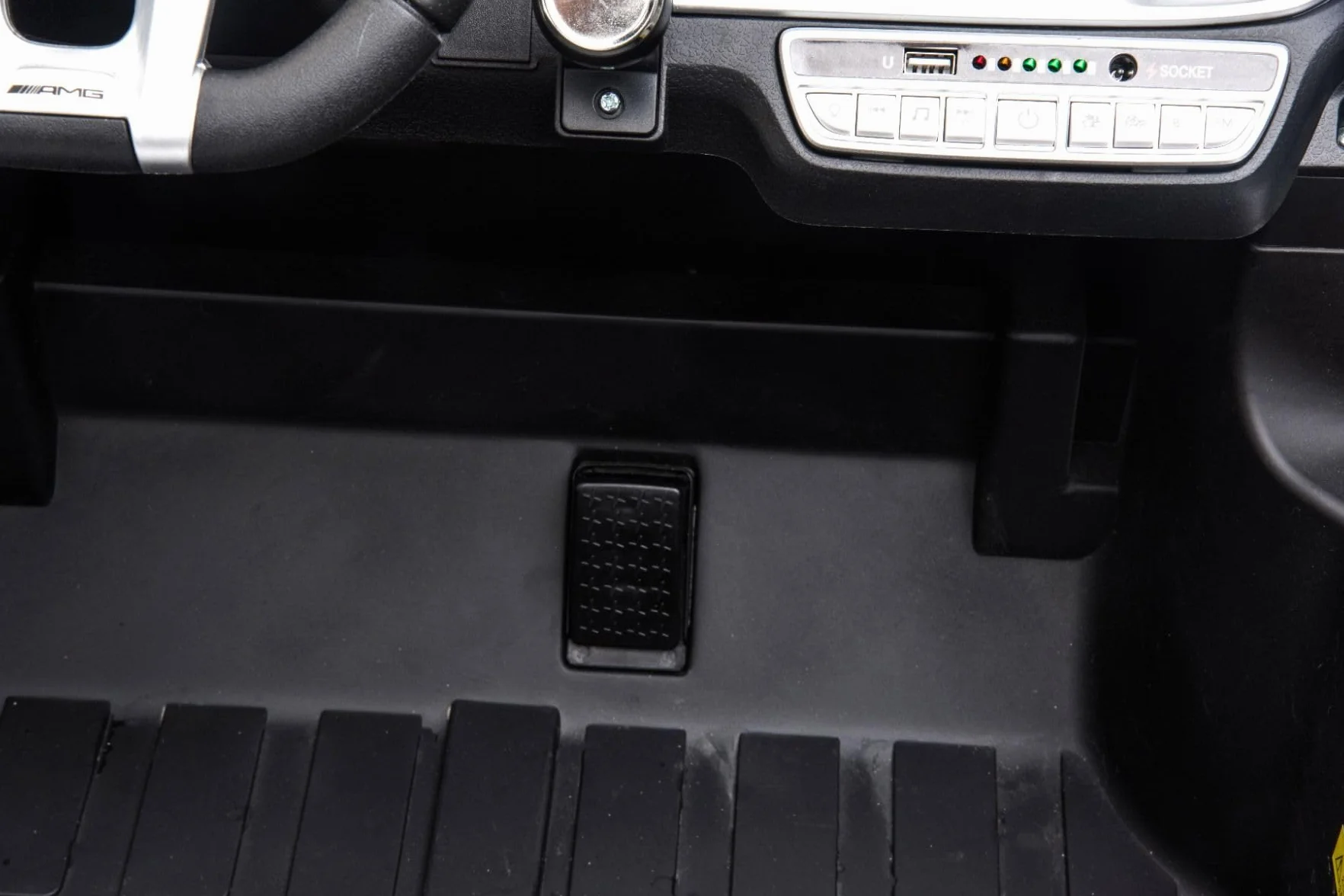 Elektryczny samochód dziecięcy Mercedes-Benz G63 AMG 4 x 4, dwumiejscowy, 24 V, czarny, odtwarzacz MP3 z przyłączem USB/AUX i Bluetooth, napęd na wszystkie koła (4 x 4), bateria litowa, koła EVA z