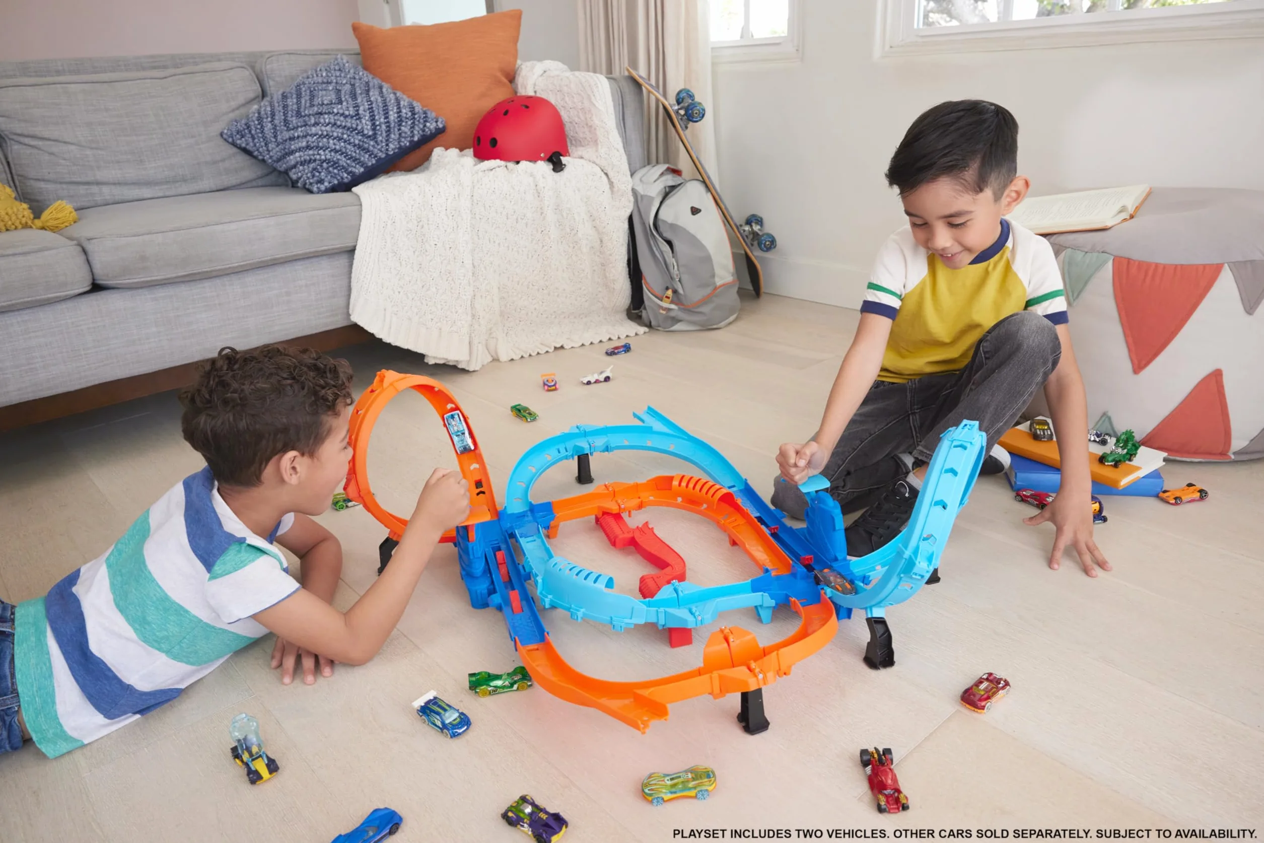 Hot Wheels Ultra Hots Pojedynek z turboprzyspieszeniem Zestaw do zabawy + 2 samochody w skali 1:64, tory wyścigowe i popisy kaskaderskie z 2 wyrzutniami, HXR71