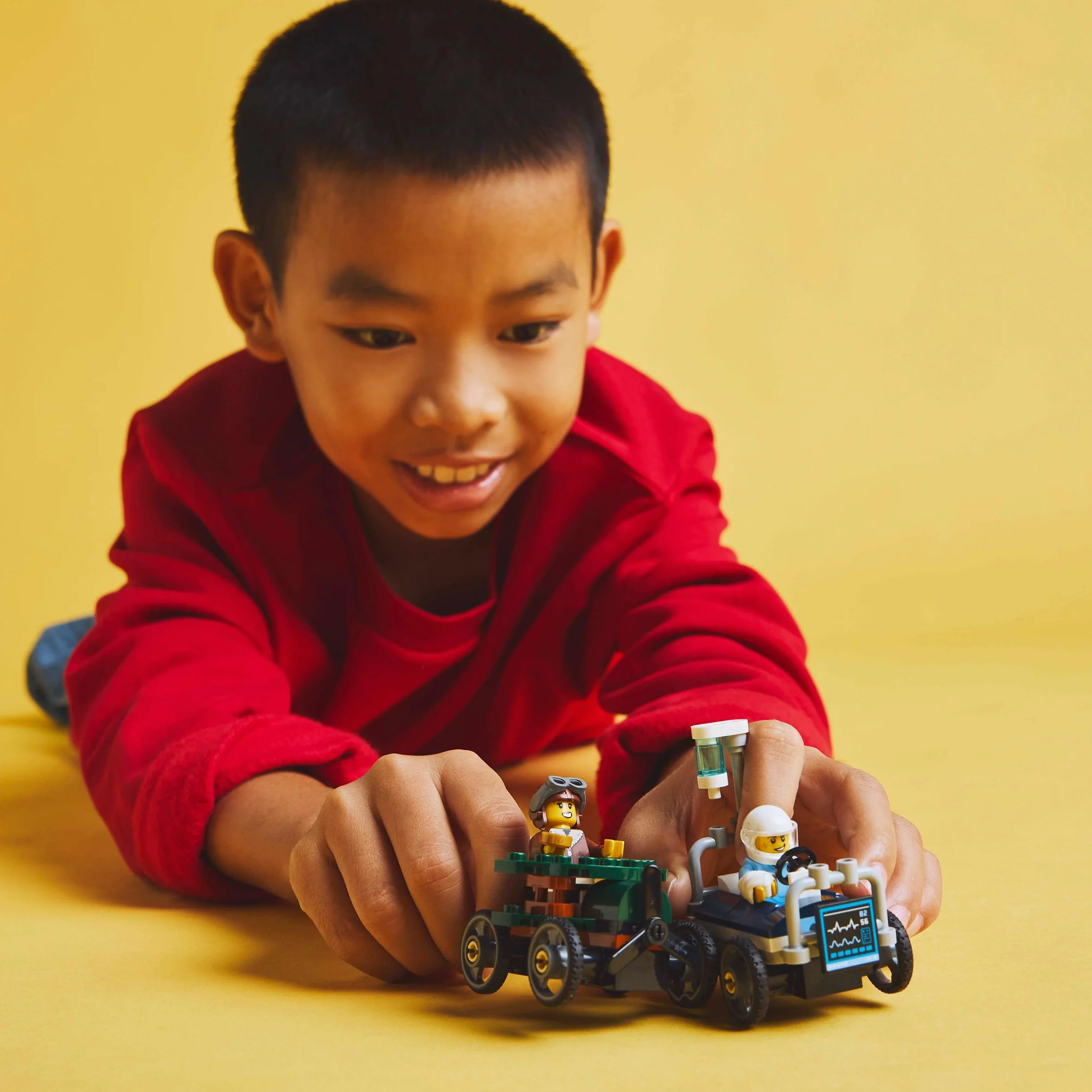 LEGO City Zestaw Wyścigówek: Samolot Kontra Łóżko Szpitalne, Konstrukcyjna Zabawka dla Dziecka do Zbudowania, Pojazdy z Minifigurkami, Kreatywny Prezent dla 5-latka, dla Chłopca i Dziewczynki, 60459